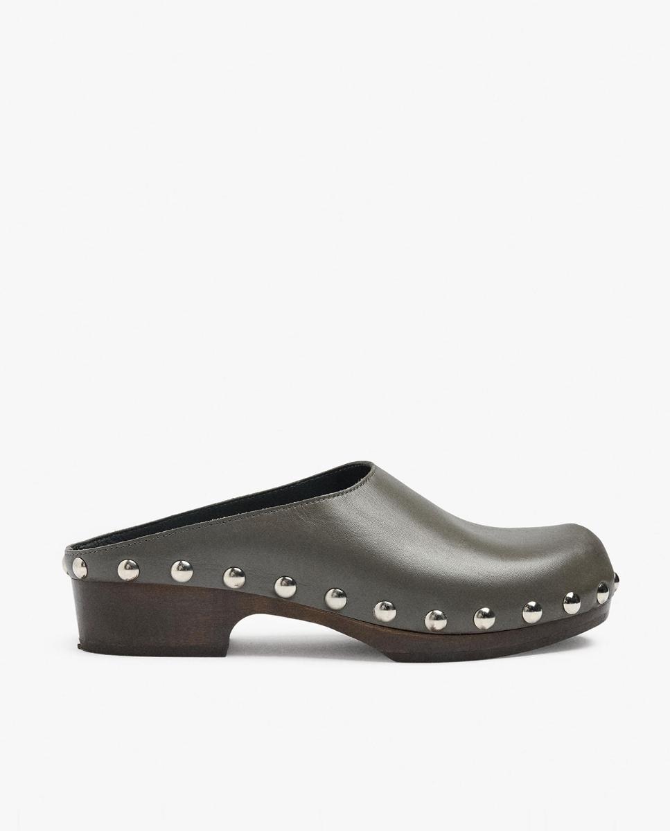 Parfois - Zuecos con tacón de mujer de piel con tachuelas decorativas.