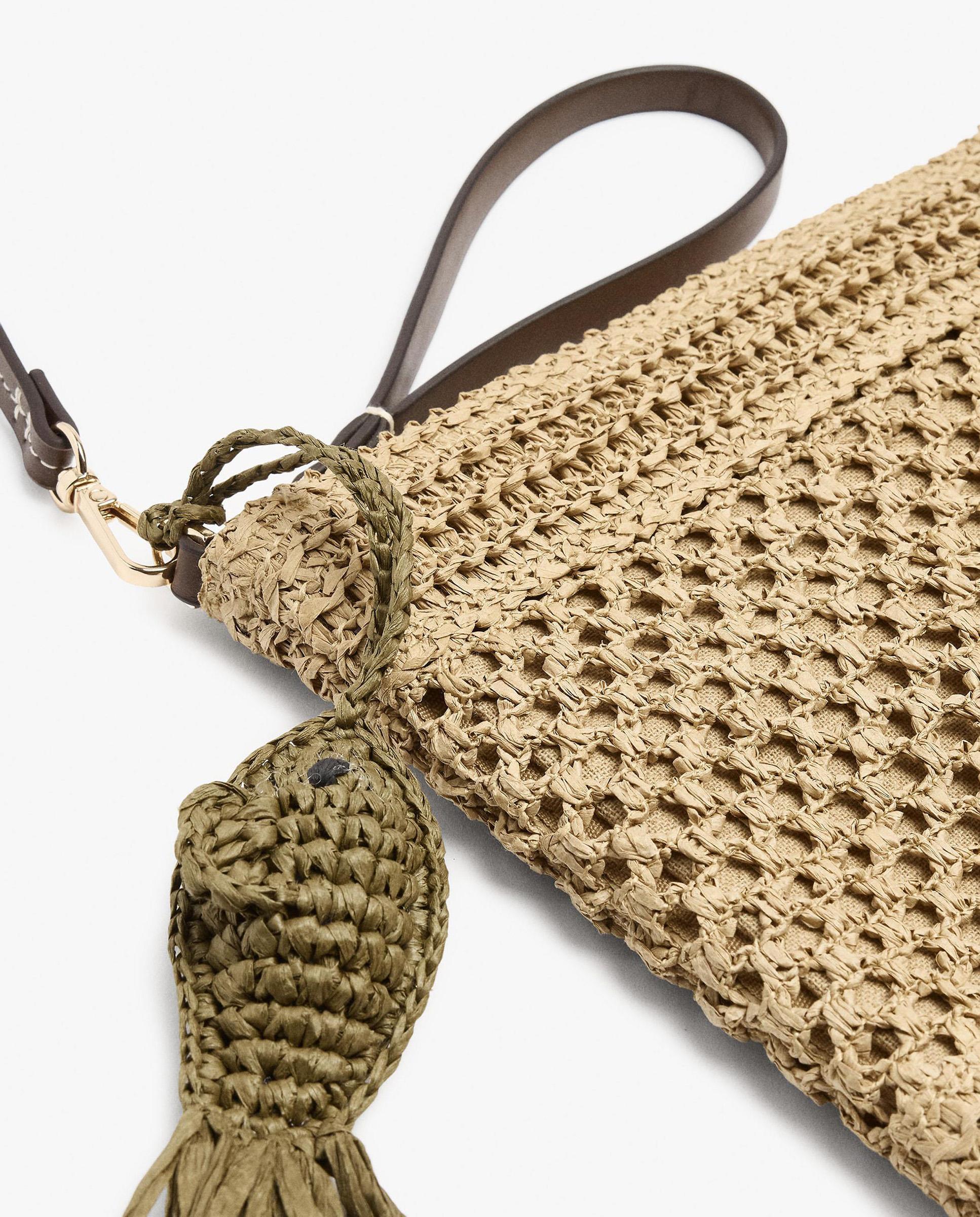 Bolso de mano estilo sobre convertible a bandolera con cierre de cremallera y llavero extraíble de pescado - Parfois - Natural Natural-3