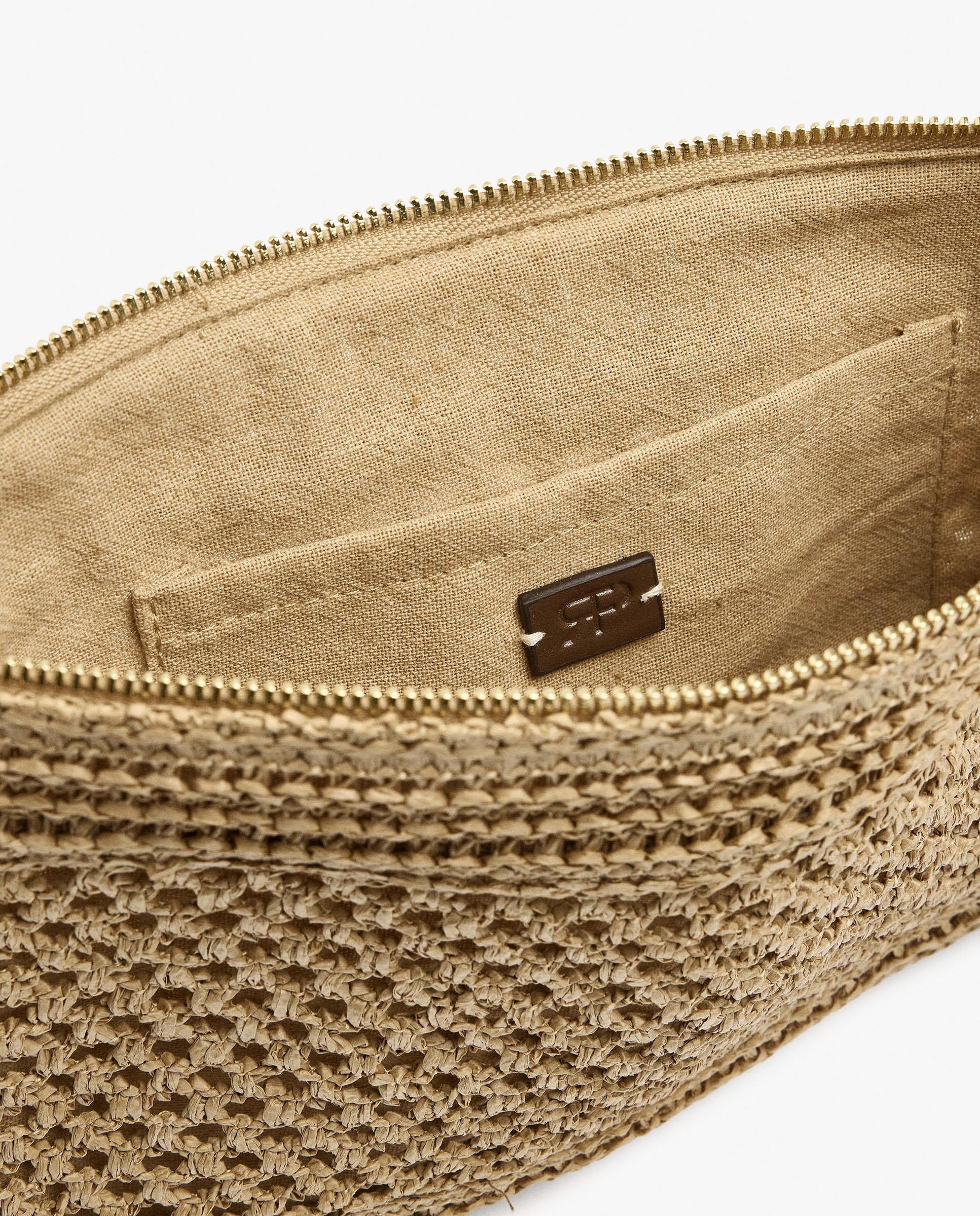 Bolso de mano estilo sobre convertible a bandolera con cierre de cremallera y llavero extraíble de pescado - Parfois - Natural Natural-4