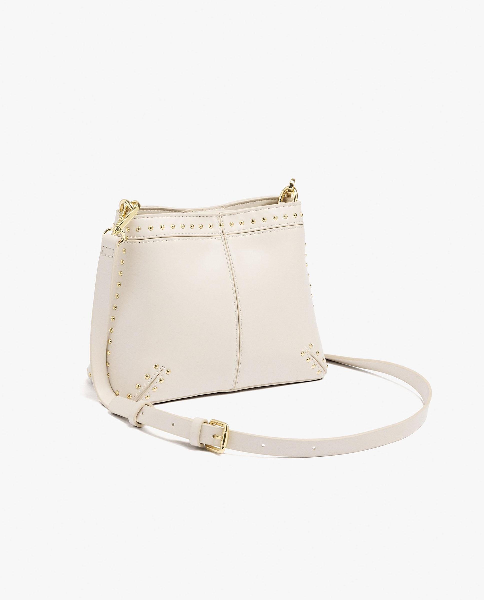 Bolso de hombro estilo bombonera con detalle de tachuelas y cierre imantado en liso - Parfois - Crudo Crudo-2