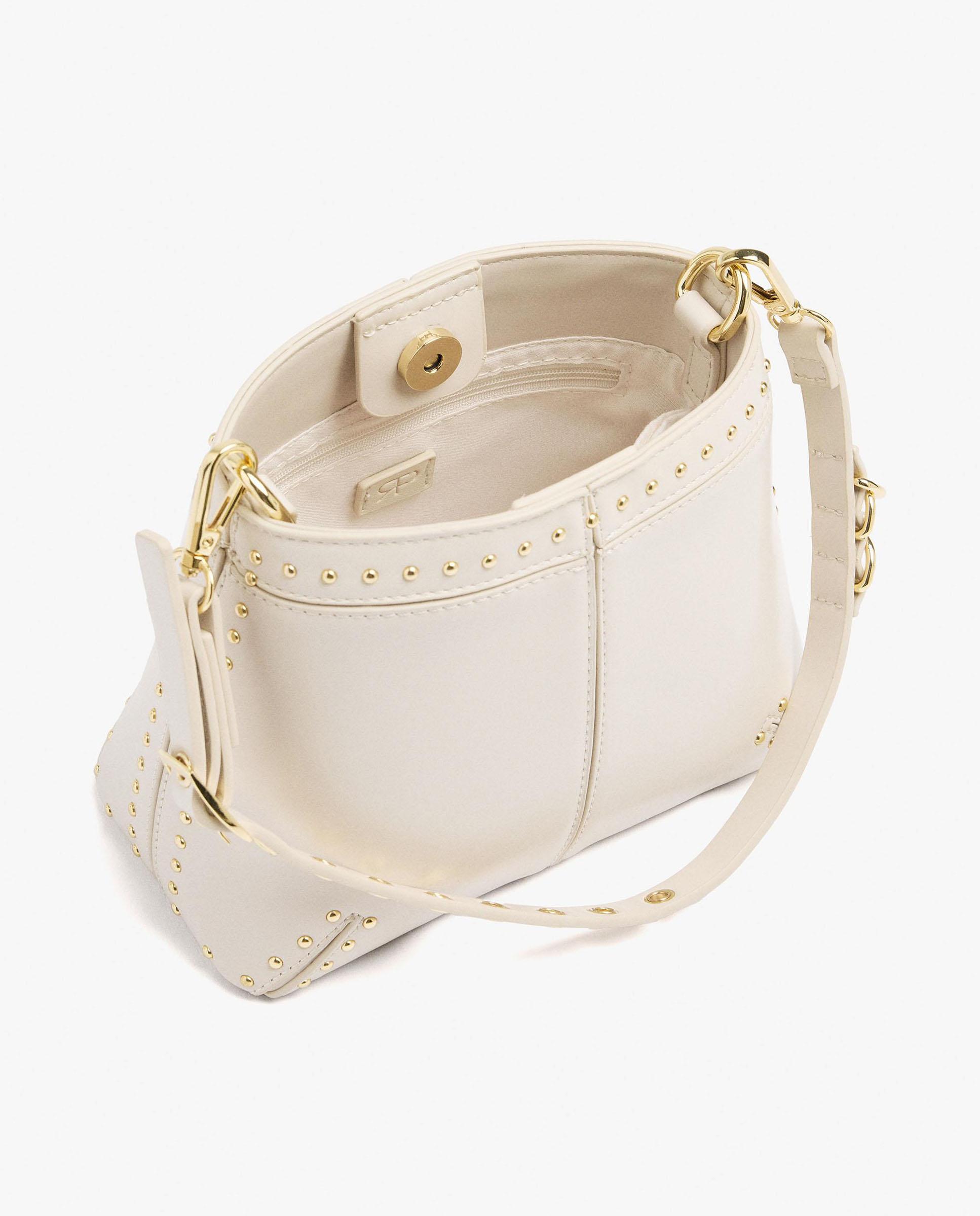 Bolso de hombro estilo bombonera con detalle de tachuelas y cierre imantado en liso - Parfois - Crudo Crudo-4