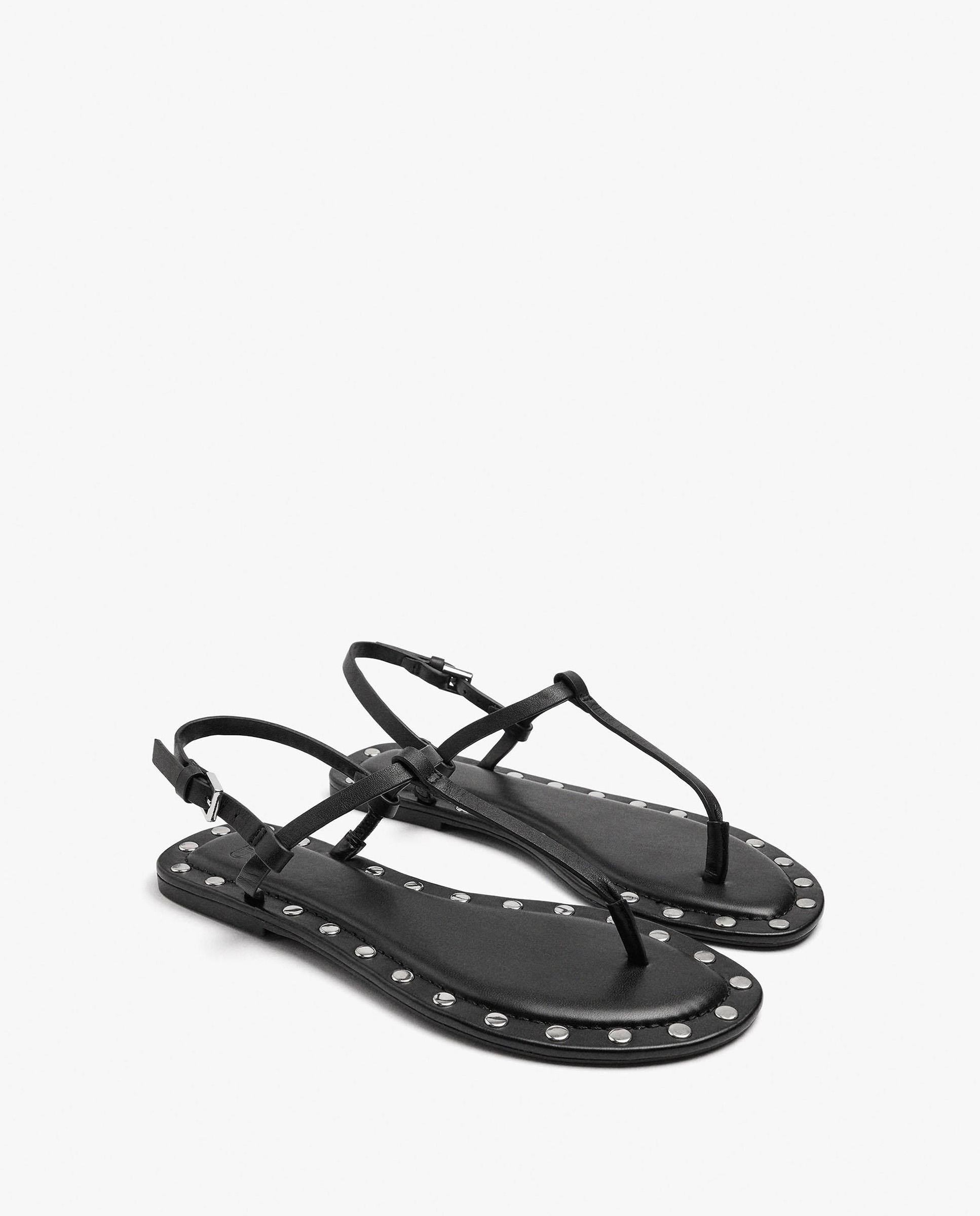Sandalias de dedo de mujer de piel con cierre de hebilla y tachuelas decorativas - Parfois - Negro Negro-2