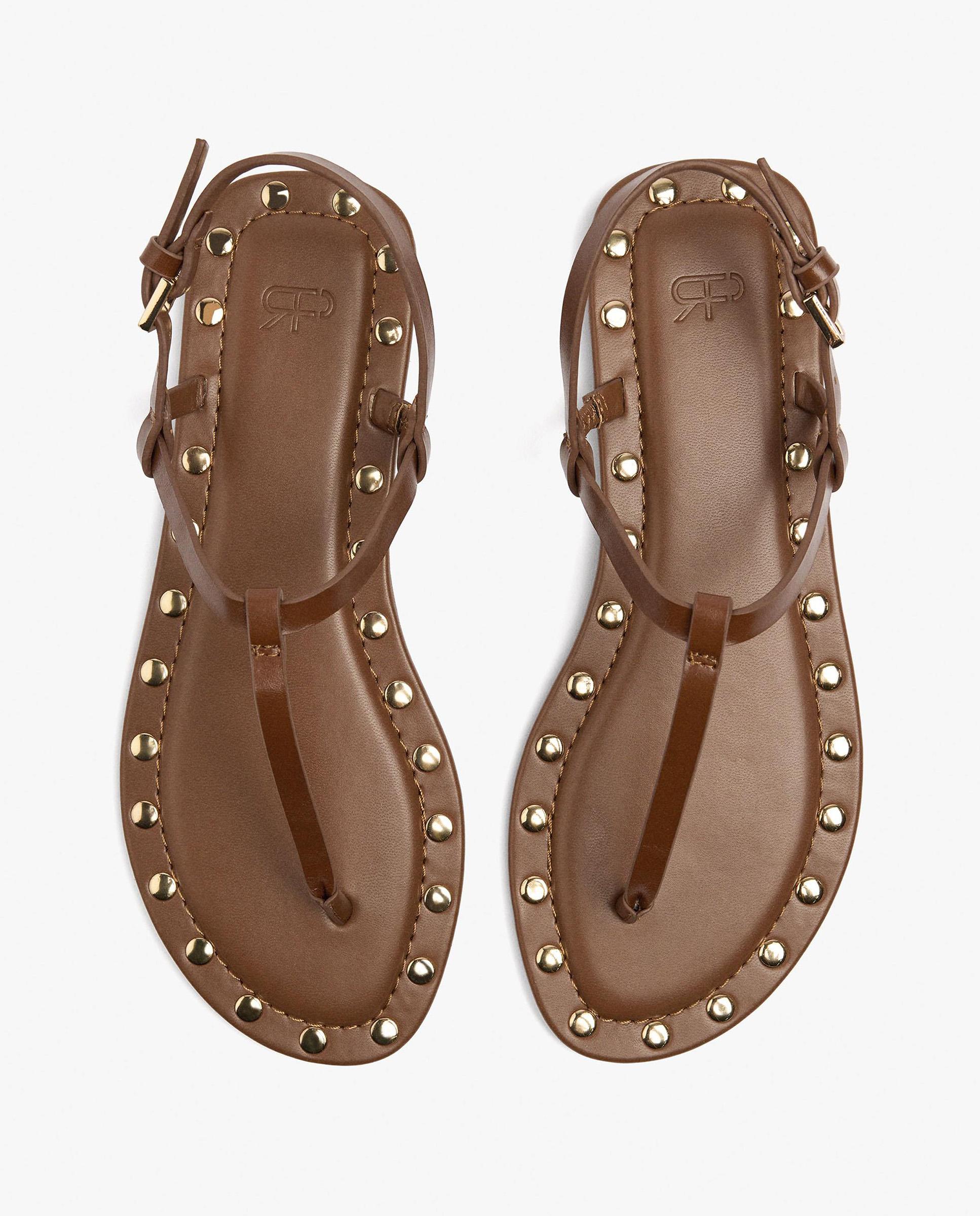 Sandalias de dedo de mujer de piel con cierre de hebilla y tachuelas decorativas - Parfois - Camel Camel-3