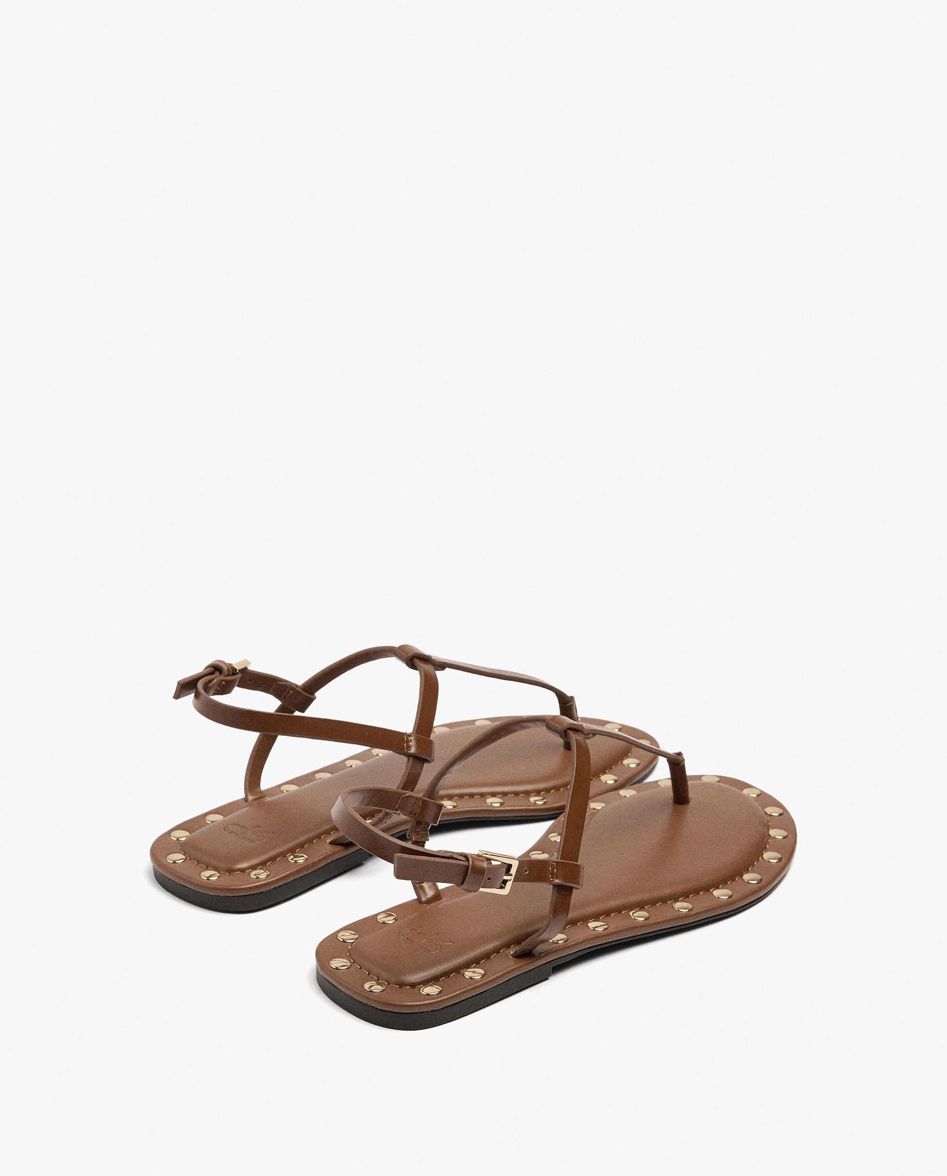 Sandalias de dedo de mujer de piel con cierre de hebilla y tachuelas decorativas - Parfois - Camel Camel-2