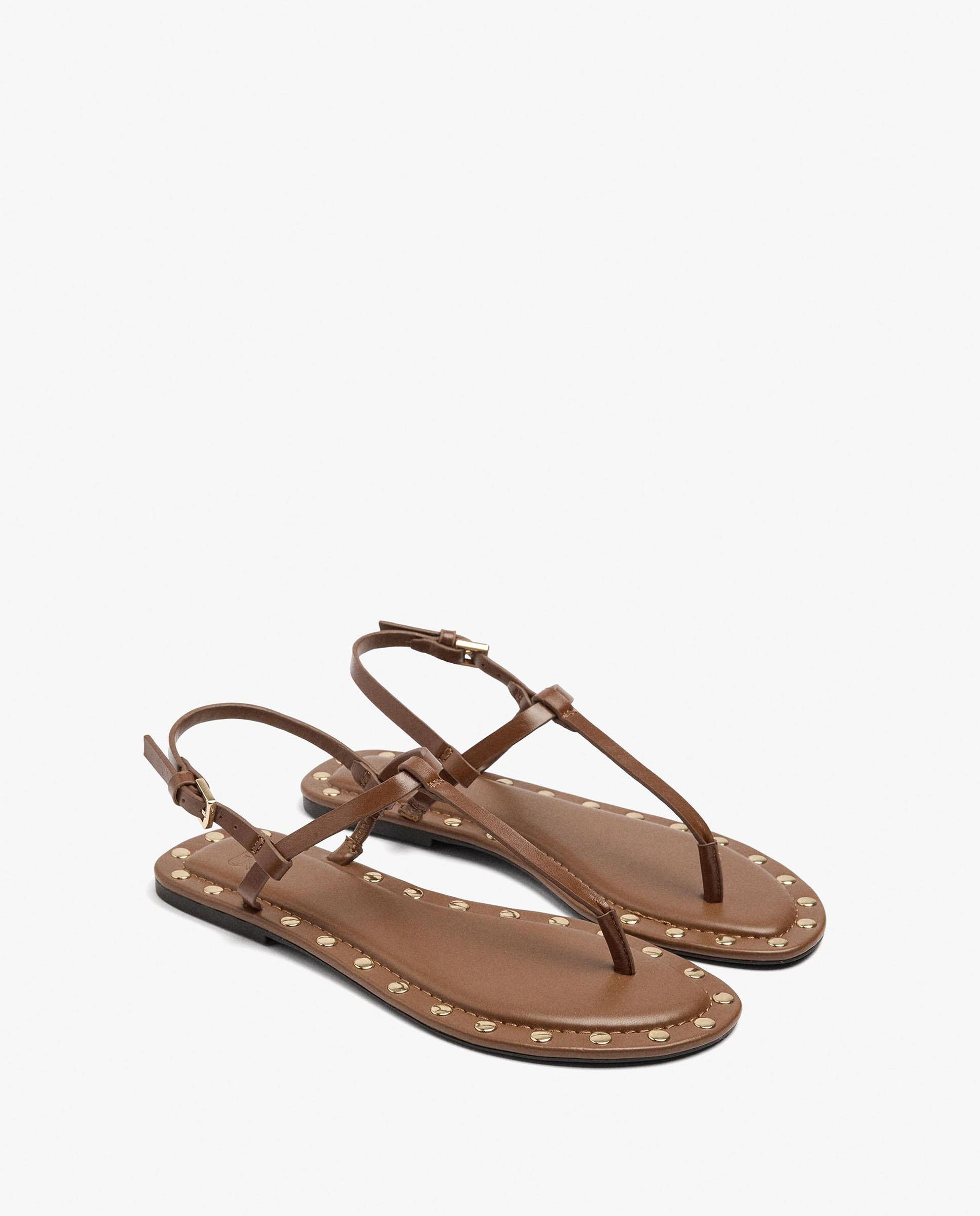 Sandalias de dedo de mujer de piel con cierre de hebilla y tachuelas decorativas - Parfois - Camel Camel-4