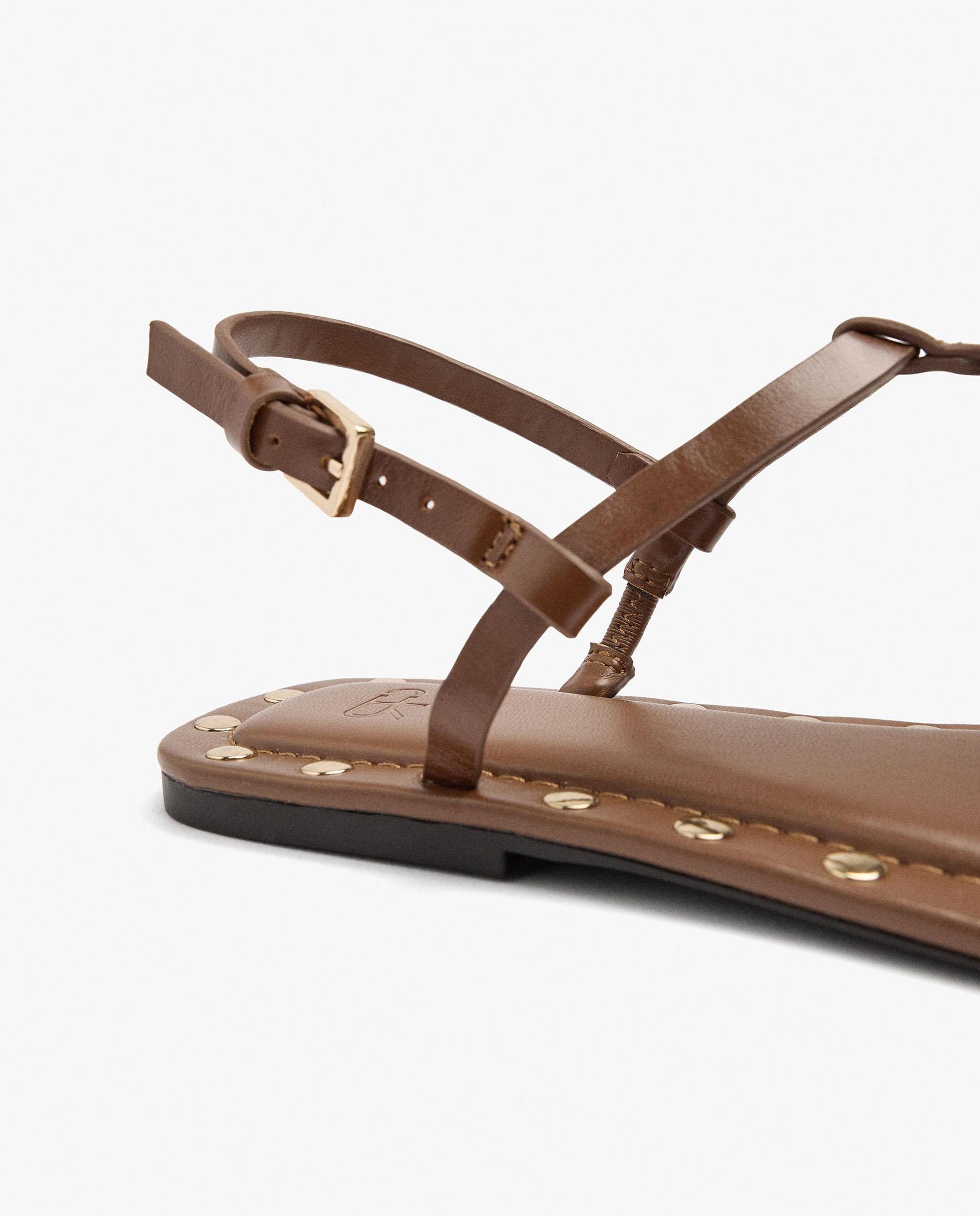 Sandalias de dedo de mujer de piel con cierre de hebilla y tachuelas decorativas - Parfois - Camel Camel-5