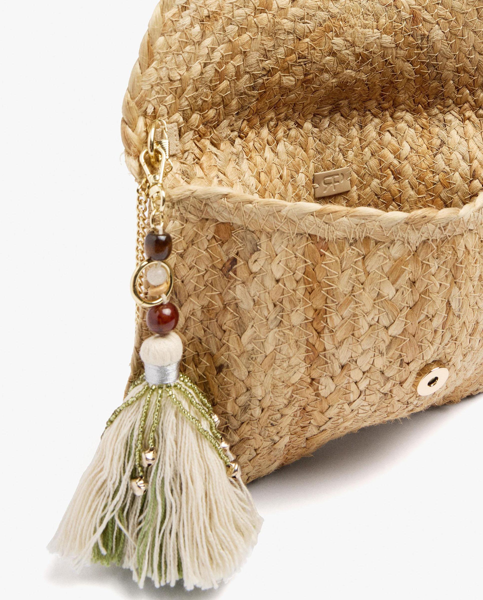 Bolso de fiesta convertible a bandolera estilo sobre con borla decorativa y cierre de imán - Parfois - Natural Natural-4