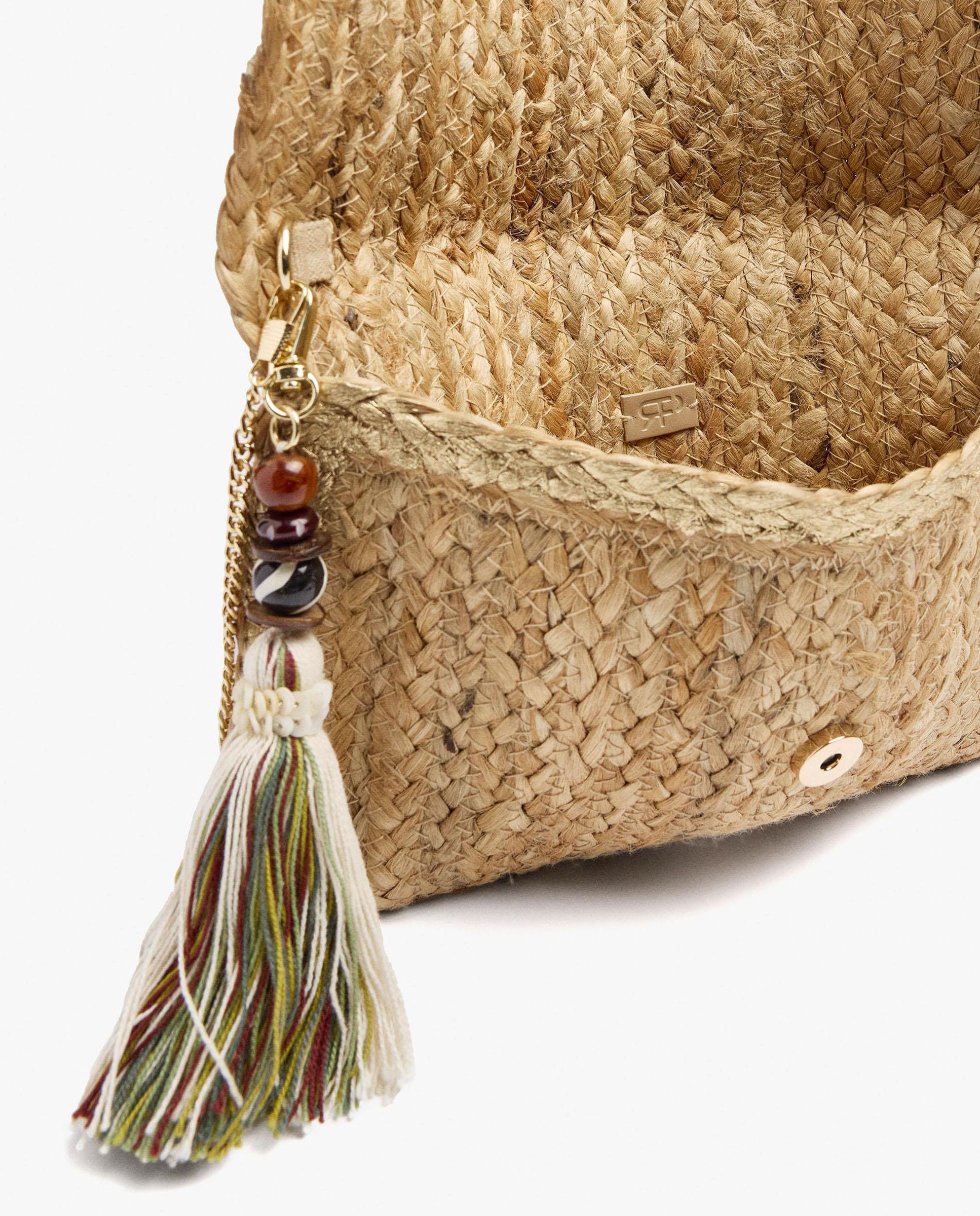 Bolso de fiesta convertible a bandolera estilo sobre con borla decorativa y cierre de imán - Parfois - Natural Natural-4