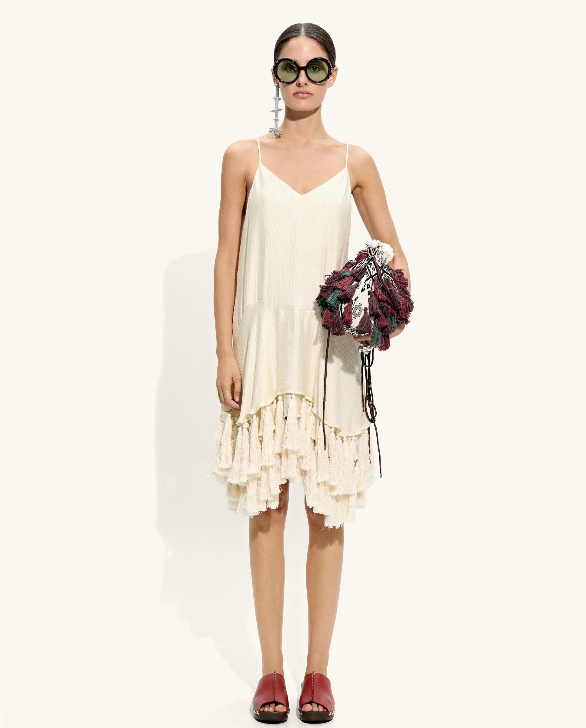 Parfois - Vestido corto con bajo de volantes y borlas.