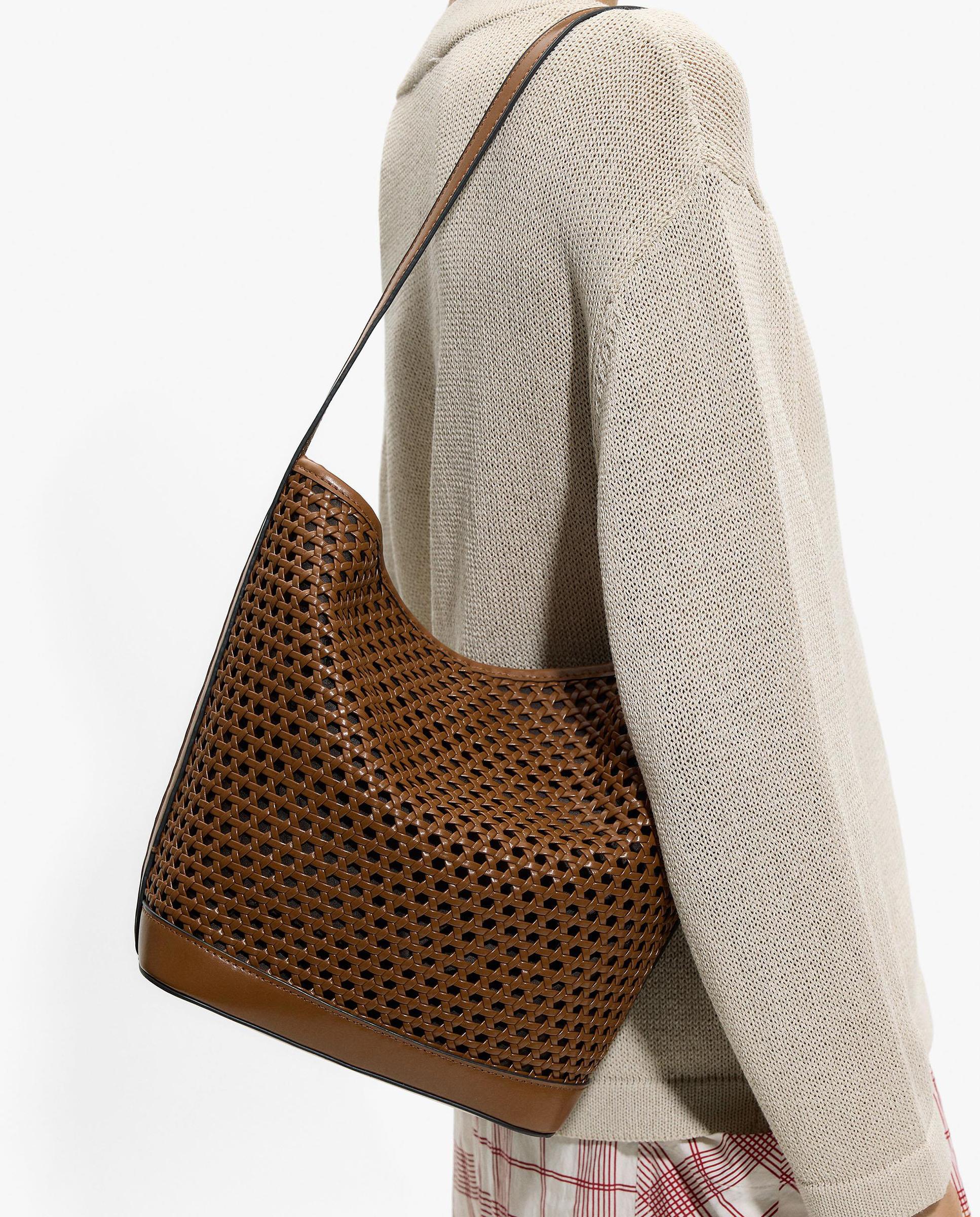 Bandolera de mujer estilo bombonera trenzado con cierre imantado en liso - Parfois - Camel Camel-2