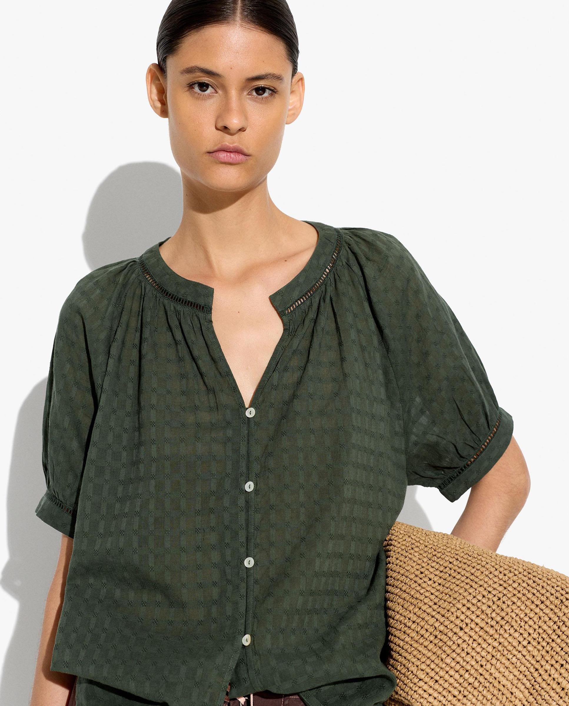 Parfois - Camisa de mujer 100% algodón de manga corta con cuello mao en liso con bordados.