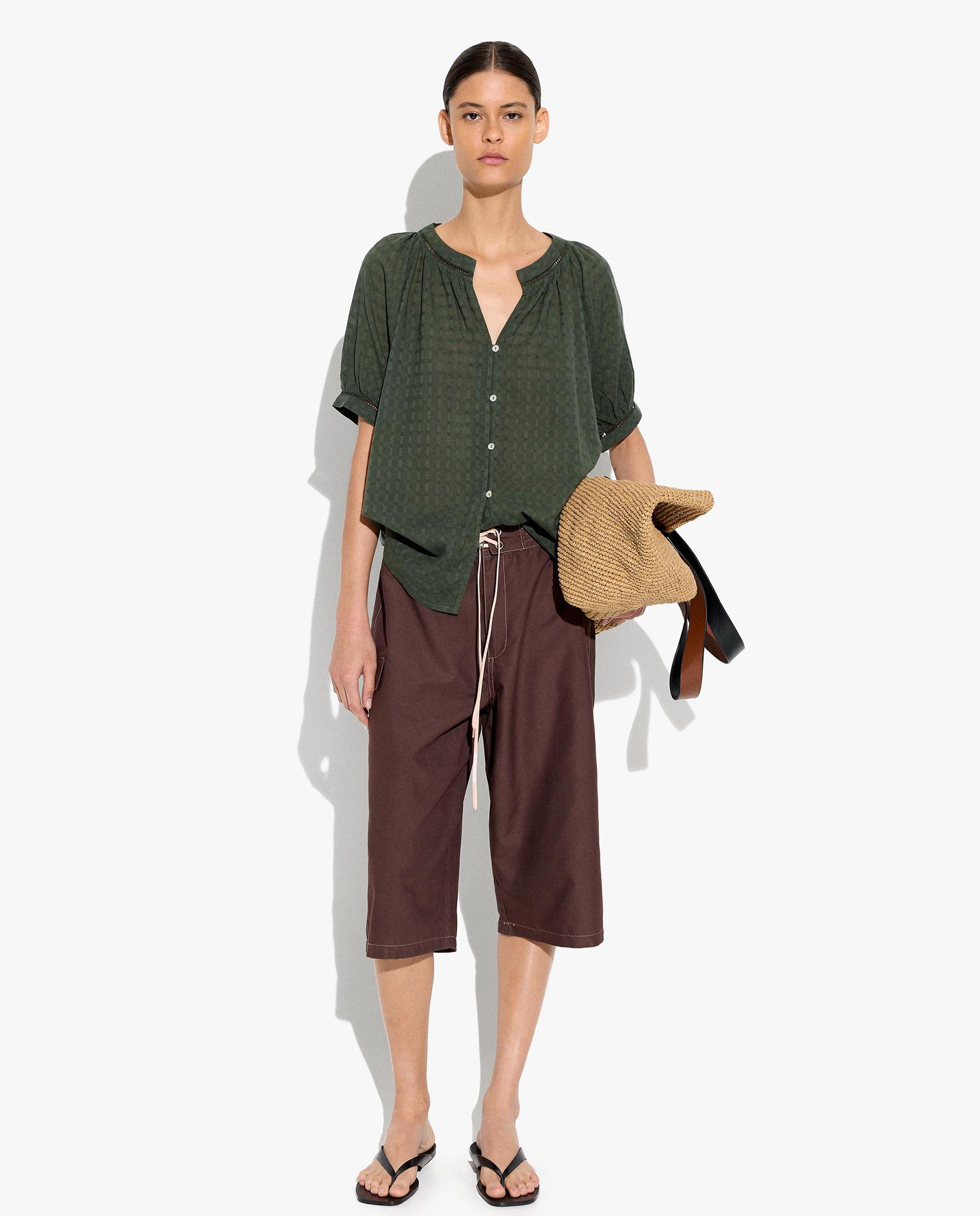 Camisa de mujer 100% algodón de manga corta con cuello mao en liso con bordados - Parfois - Kaki Kaki-2
