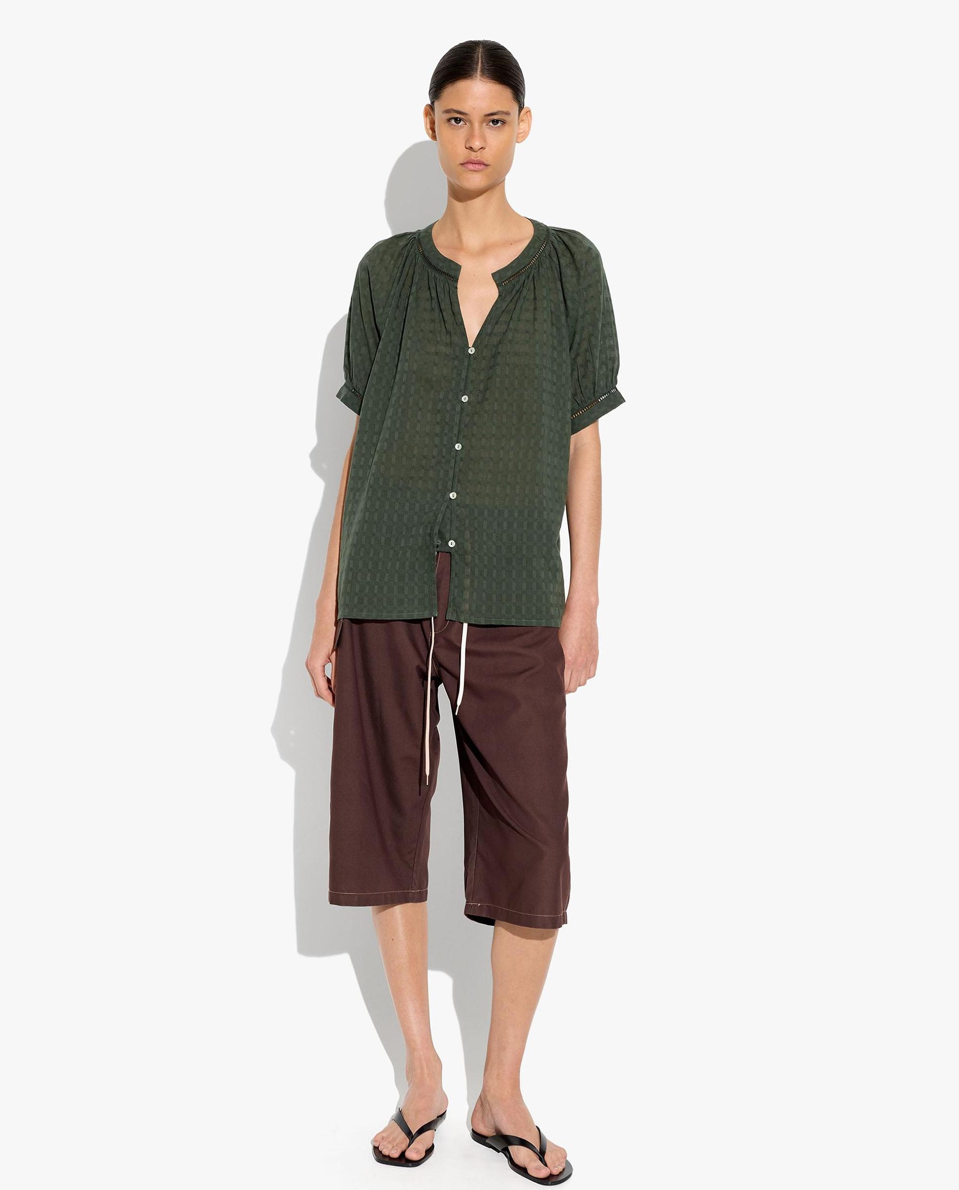 Camisa de mujer 100% algodón de manga corta con cuello mao en liso con bordados - Parfois - Kaki Kaki-5