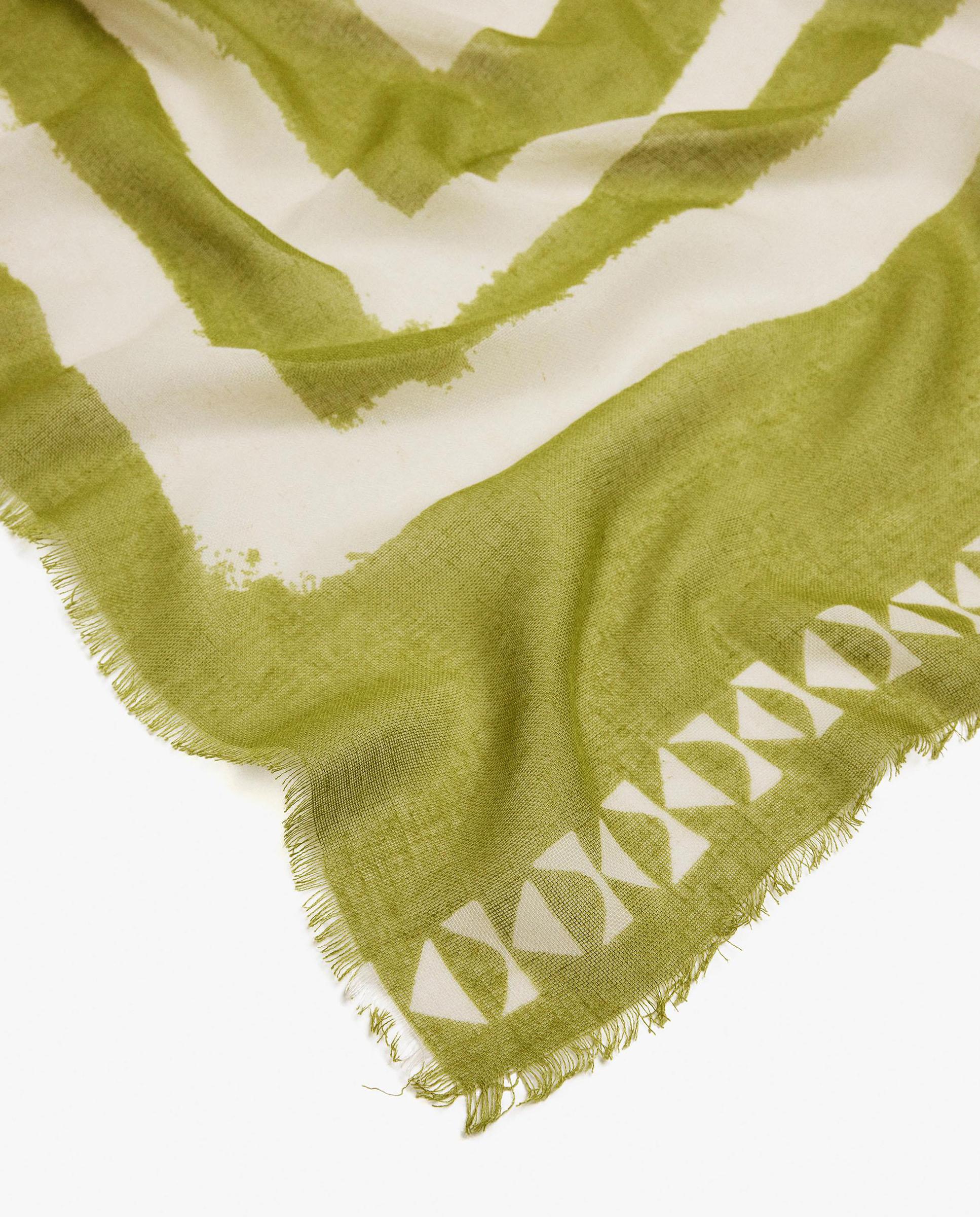 Imagen 3 de Pañuelo con pespuntes y estampado geométrico - Parfois - Verde Verde