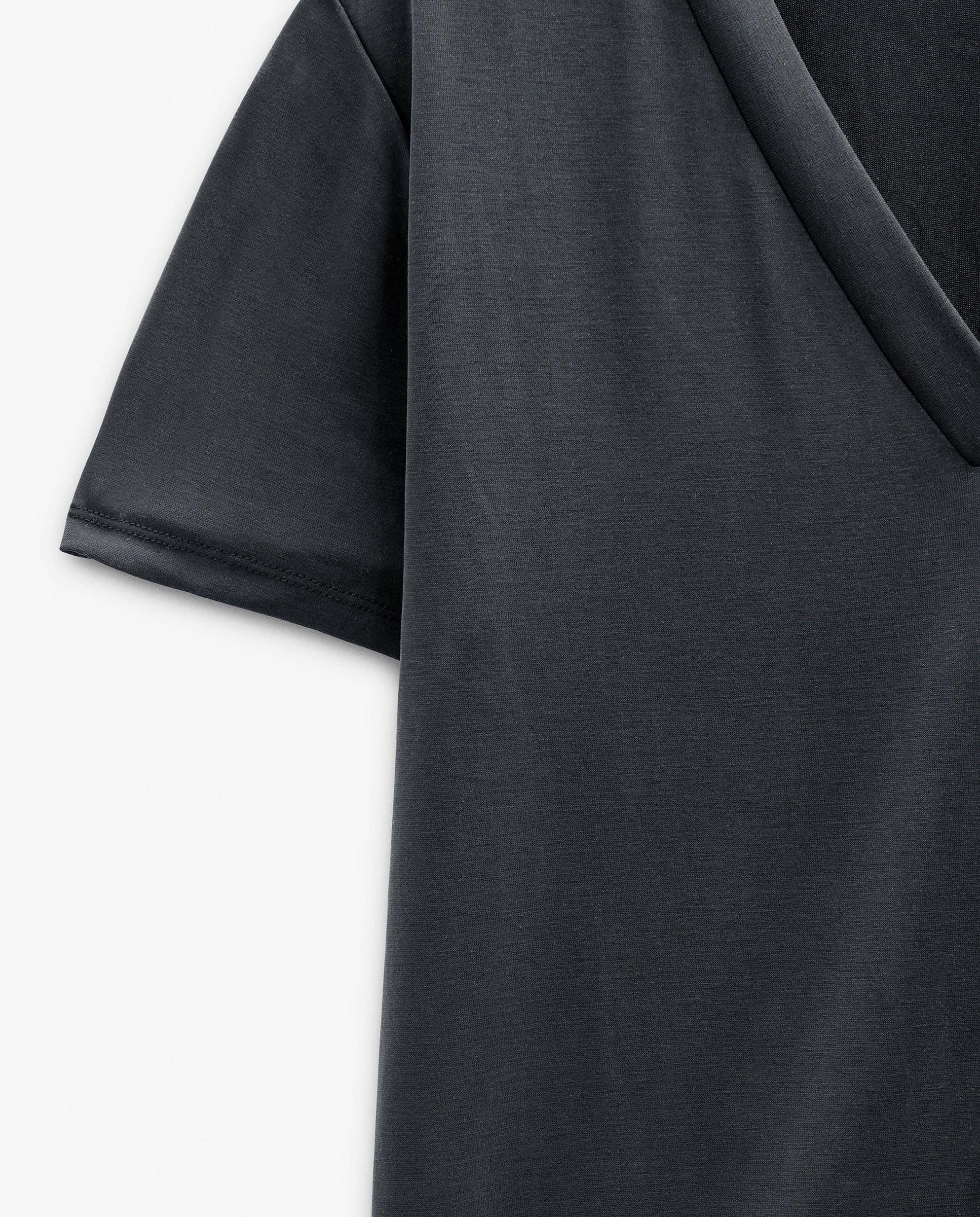 Camiseta de mujer básica de manga corta con cuello pico - Parfois - Gris oscuro Gris oscuro-5