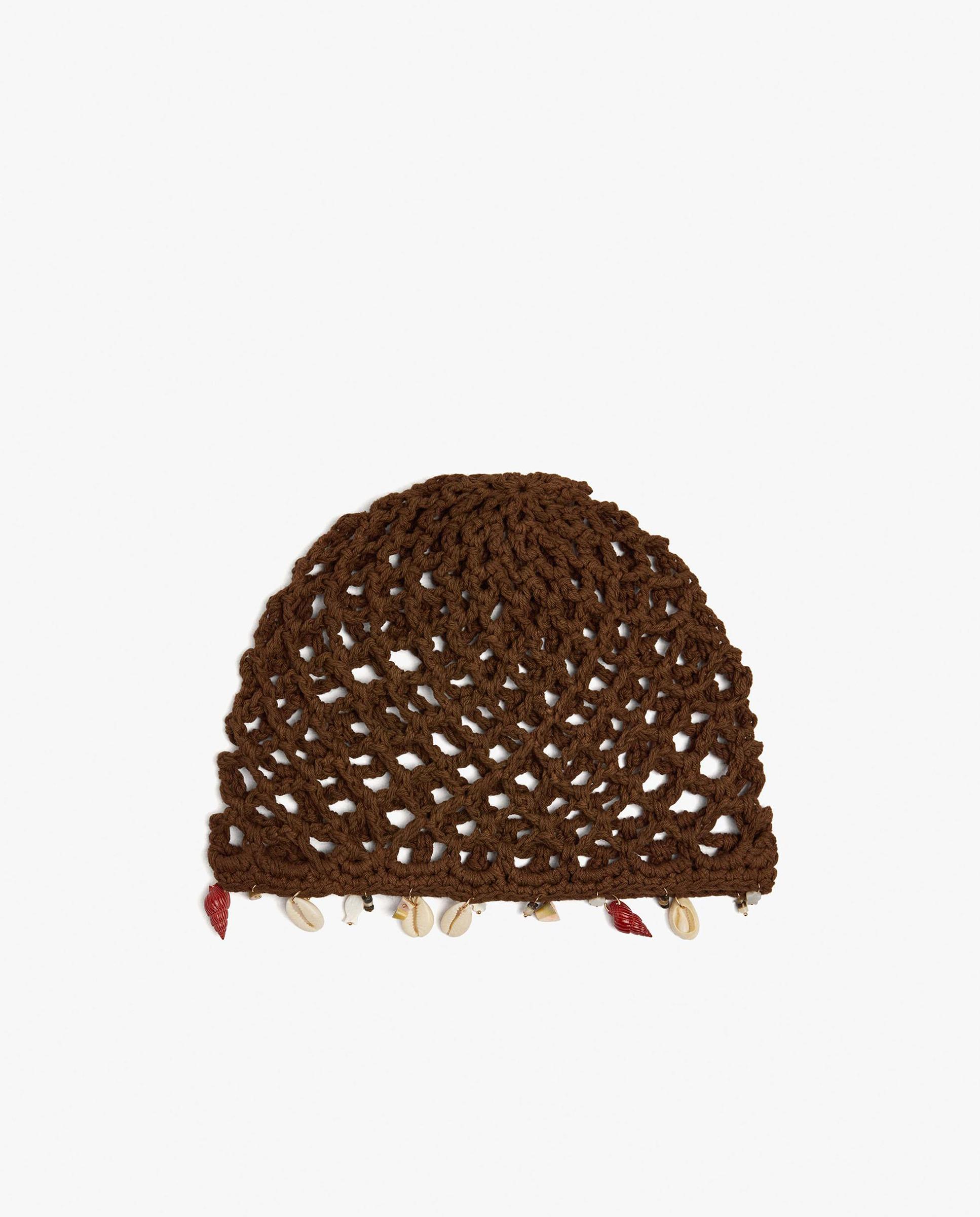 Gorro de mujer de crochet con conchas decorativas