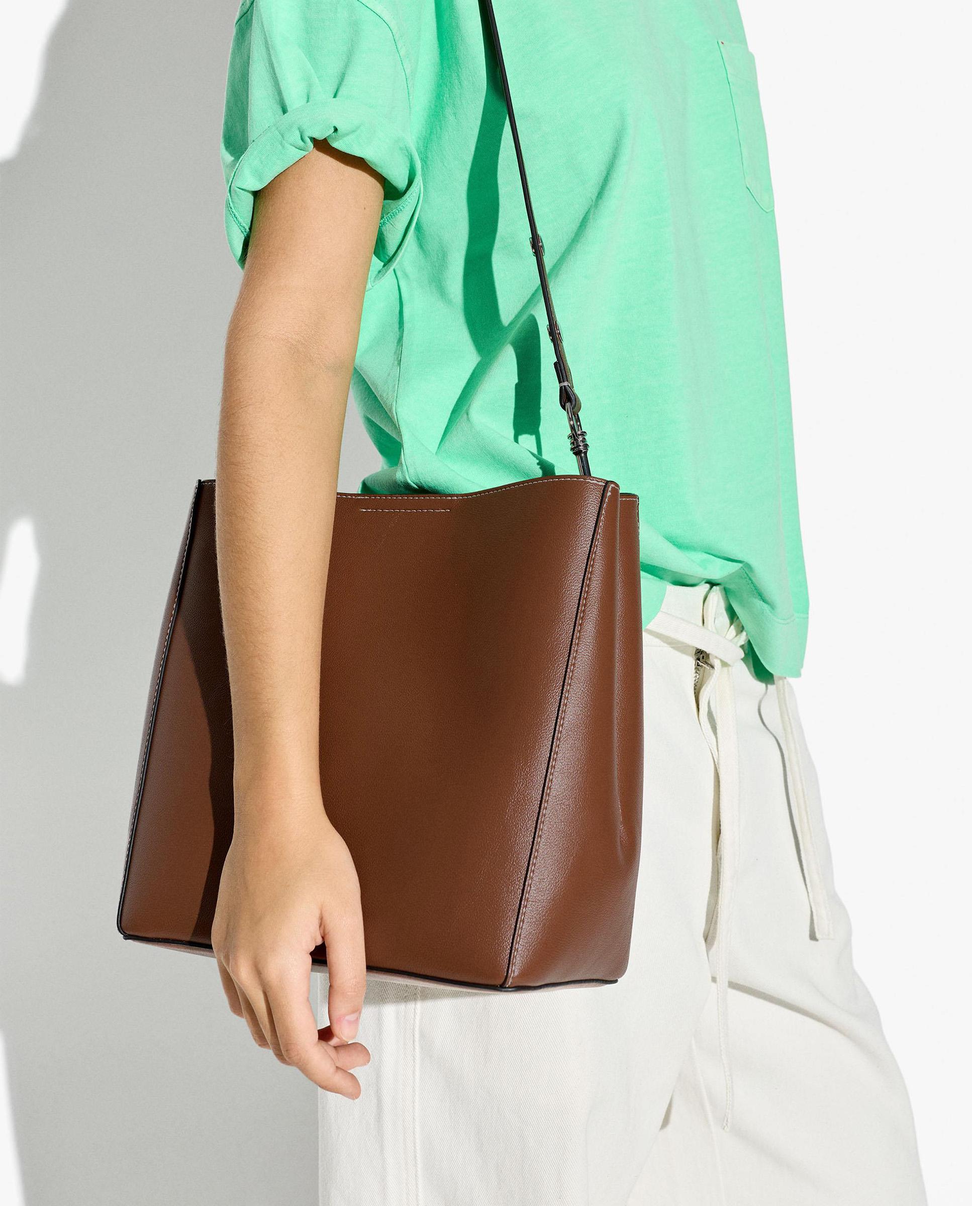 Bandolera de mujer con cierre imantado y tachuelas decorativas - Parfois - Camel Camel-2