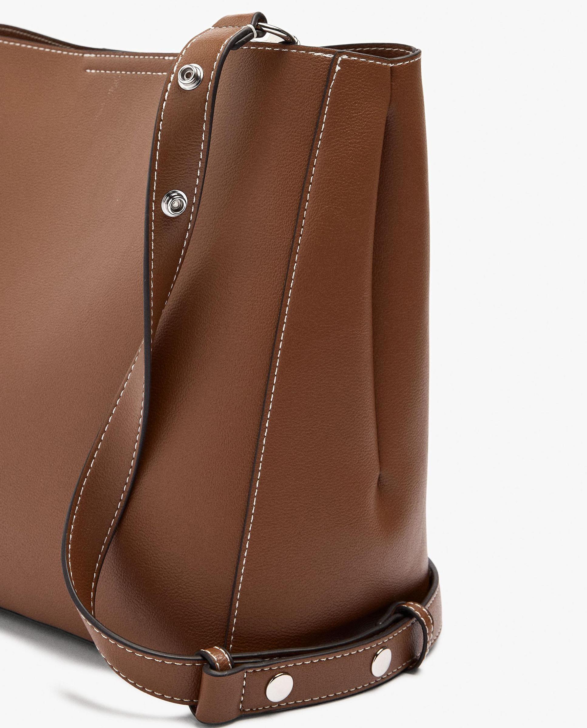 Bandolera de mujer con cierre imantado y tachuelas decorativas - Parfois - Camel Camel-3