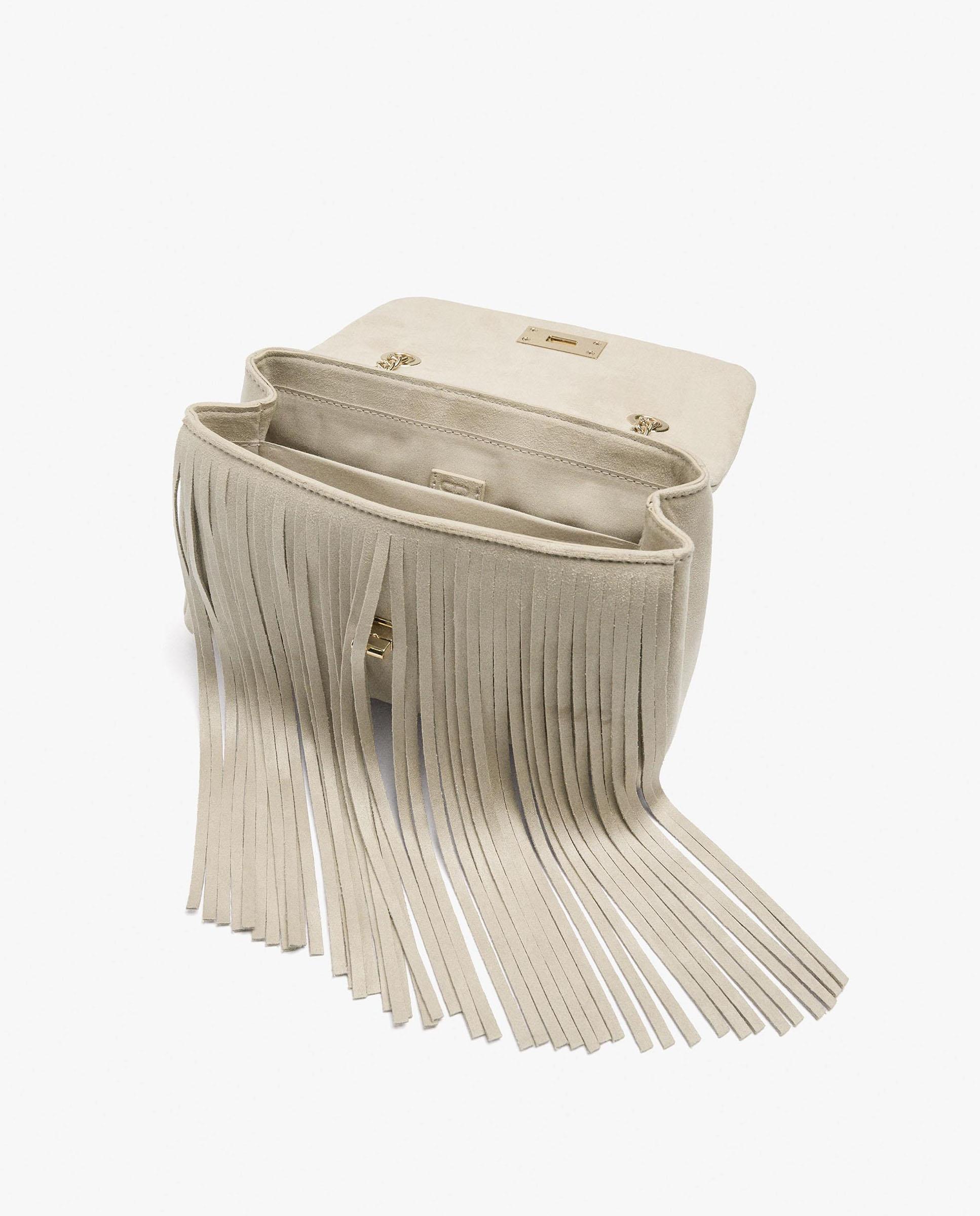 Bolso de hombro con solapa y cierre imantado con flecos decorativos - Parfois - Crudo Crudo-4