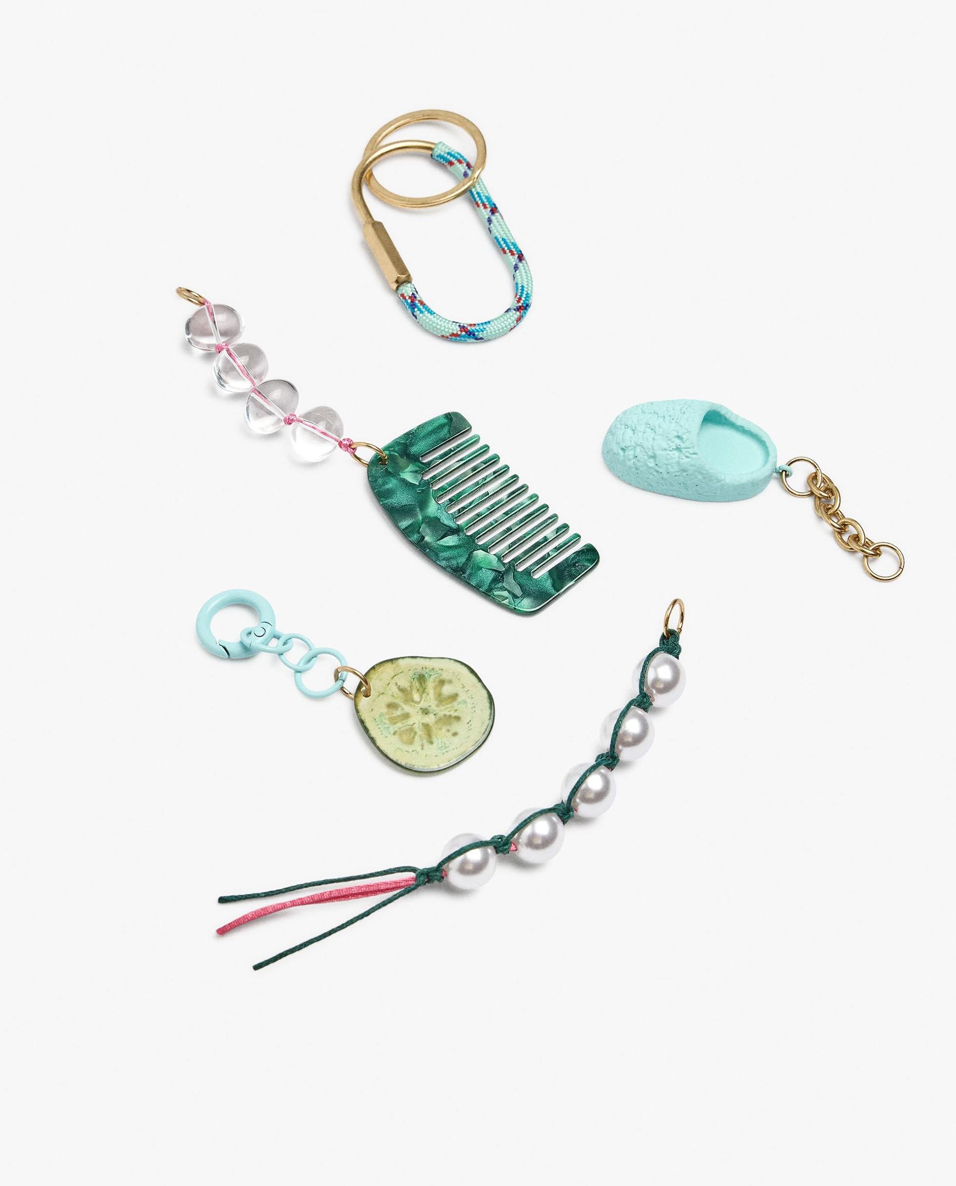 Llavero con charm de perlas y peine decorativo - Parfois - Multicolor Multicolor-3
