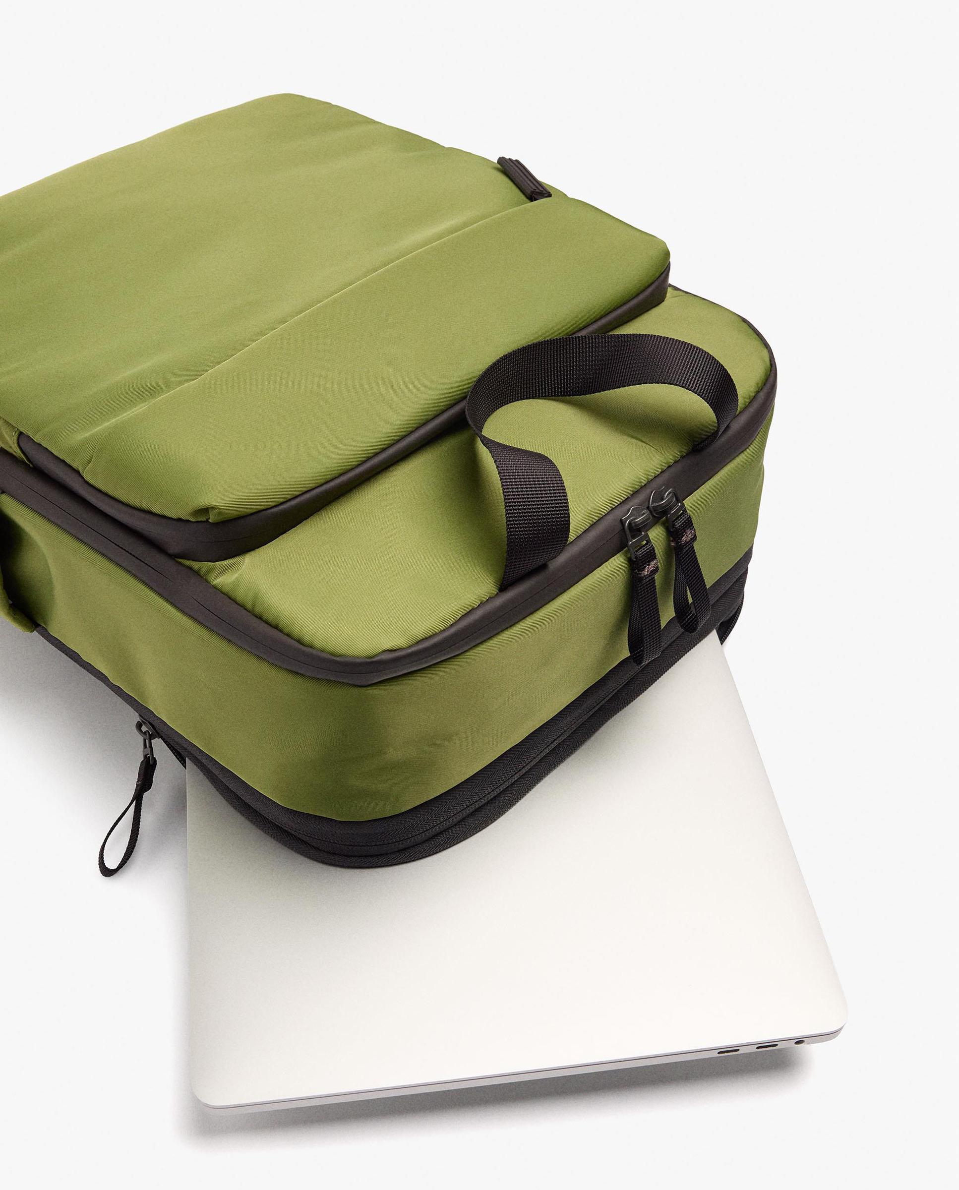 Mochila de mujer con varios compartimentos y cierre de cremallera en liso - Parfois - Verde Verde-4