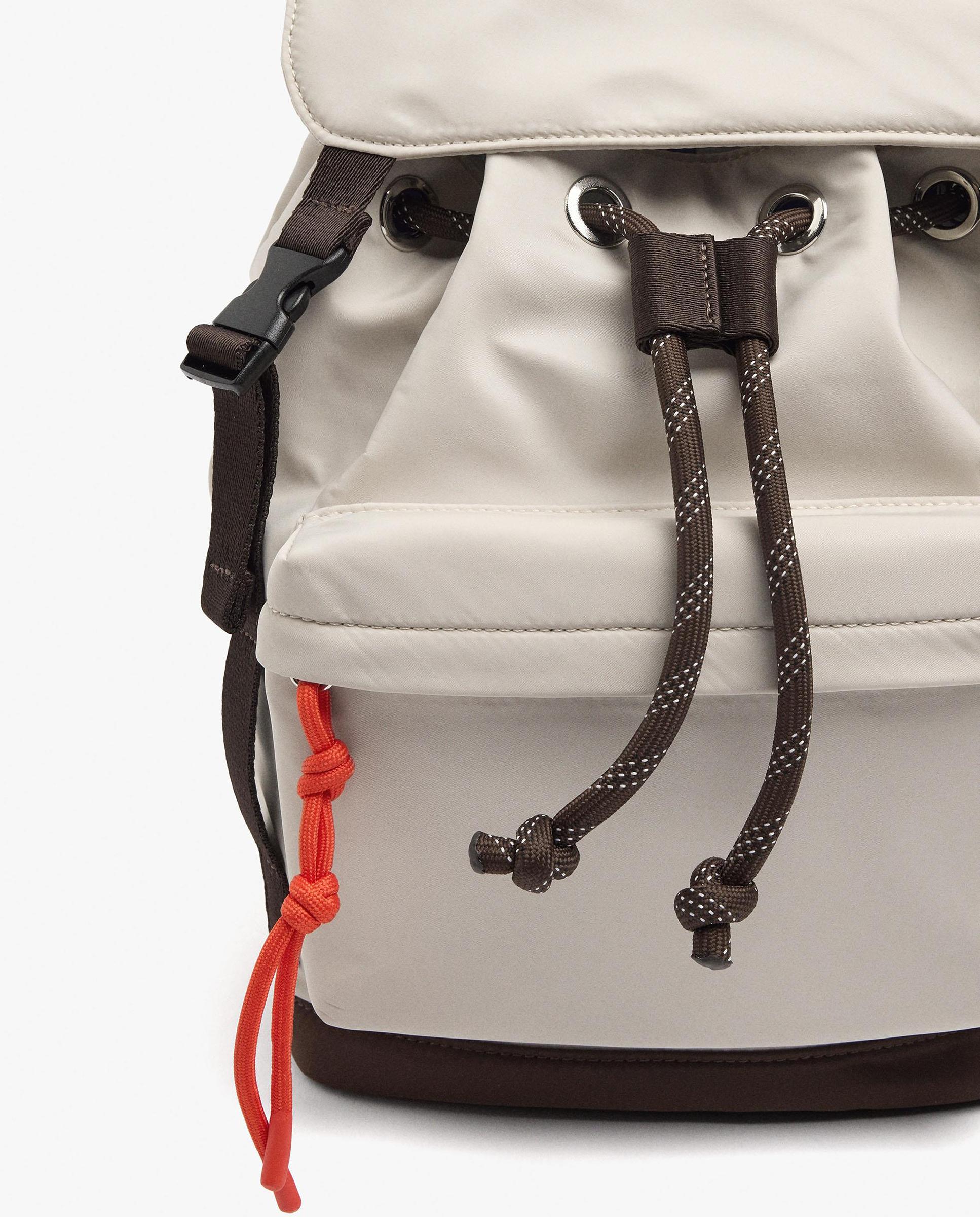 Mochila de mujer con varios compartimentos y neceser extraíble con cierre de hebilla en liso - Parfois - Crudo Crudo-3