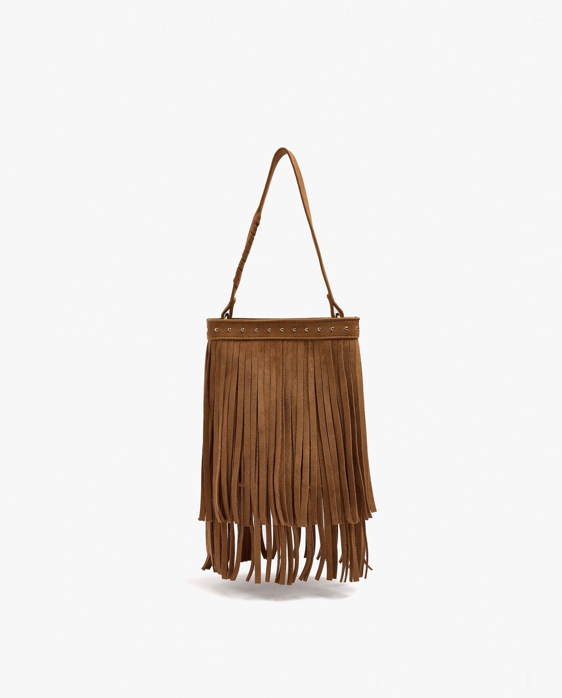 Bolso de hombro estilo cubo con flecos decorativos y cierre imantado en liso - Parfois - Camel Camel-1