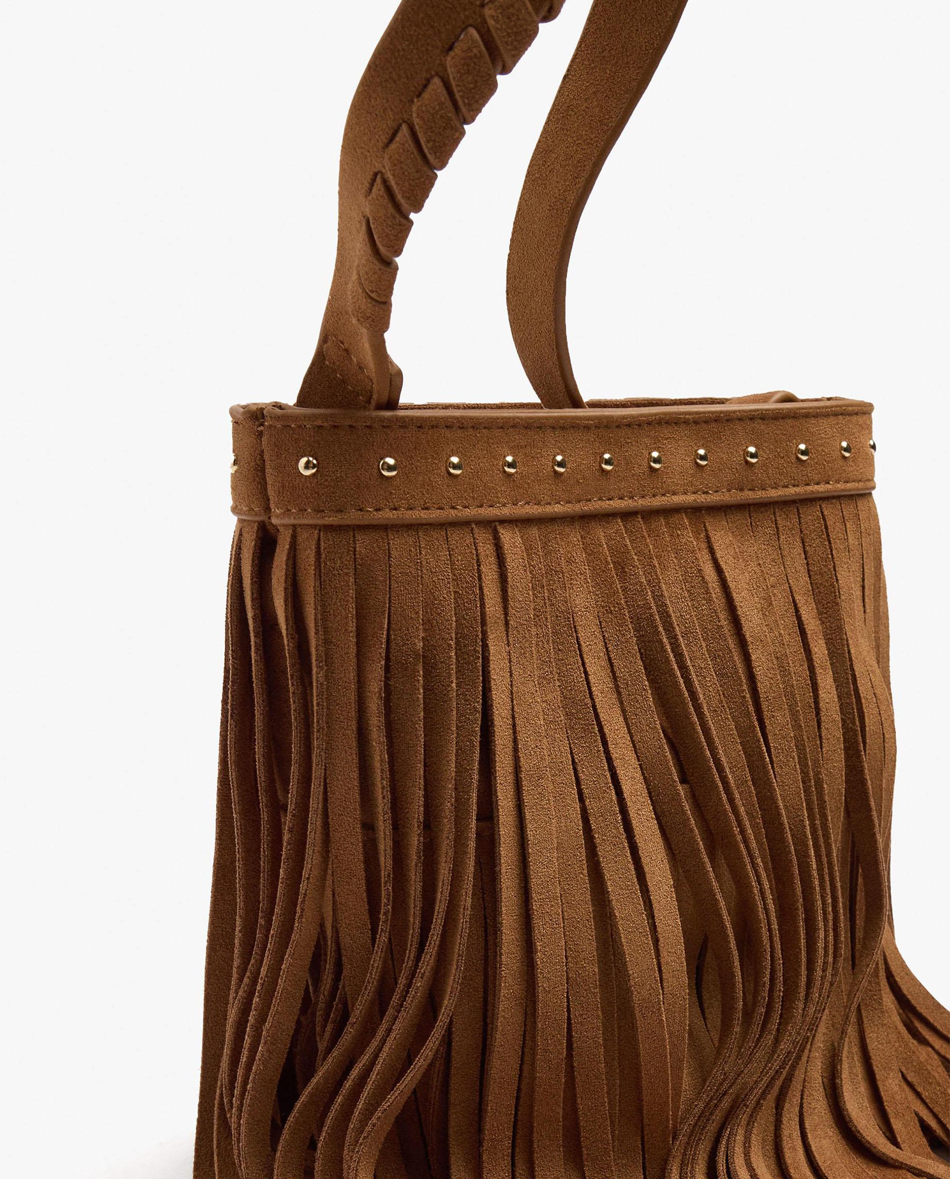 Bolso de hombro estilo cubo con flecos decorativos y cierre imantado en liso - Parfois - Camel Camel-3