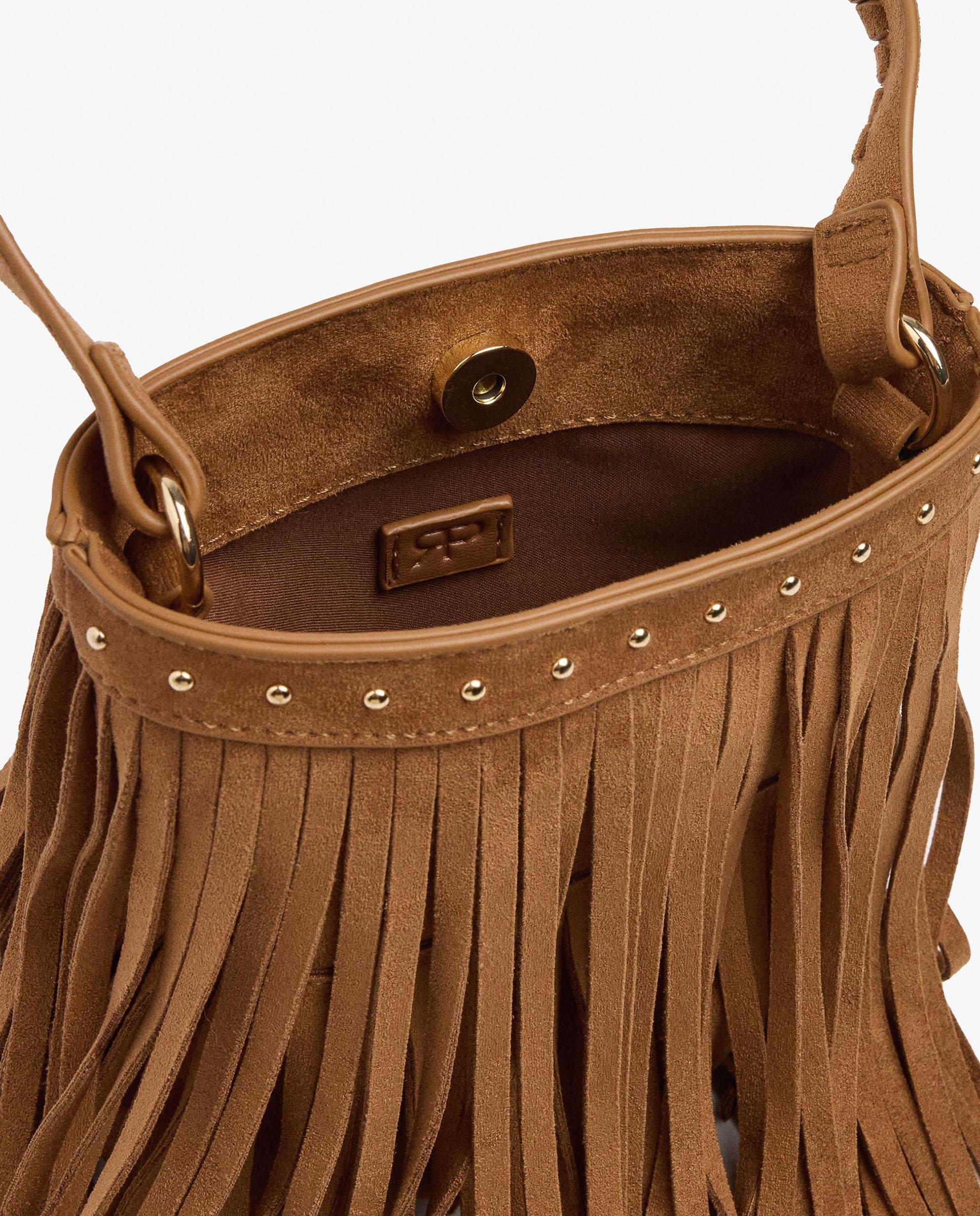 Bolso de hombro estilo cubo con flecos decorativos y cierre imantado en liso - Parfois - Camel Camel-4