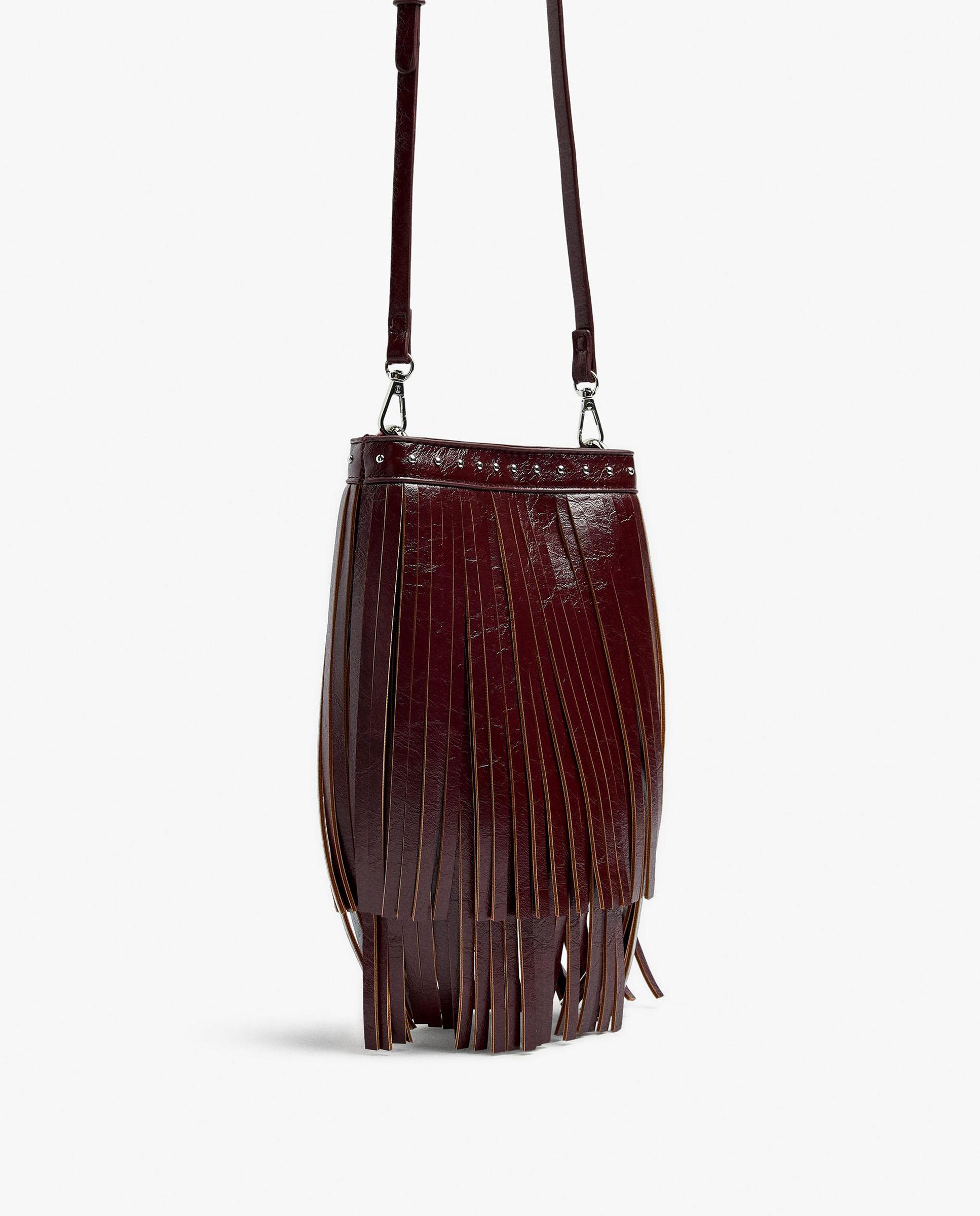 Bolso de hombro estilo bombonera con tachuelas y flecos con cierre imantado en liso - Parfois - Burdeos Burdeos-2