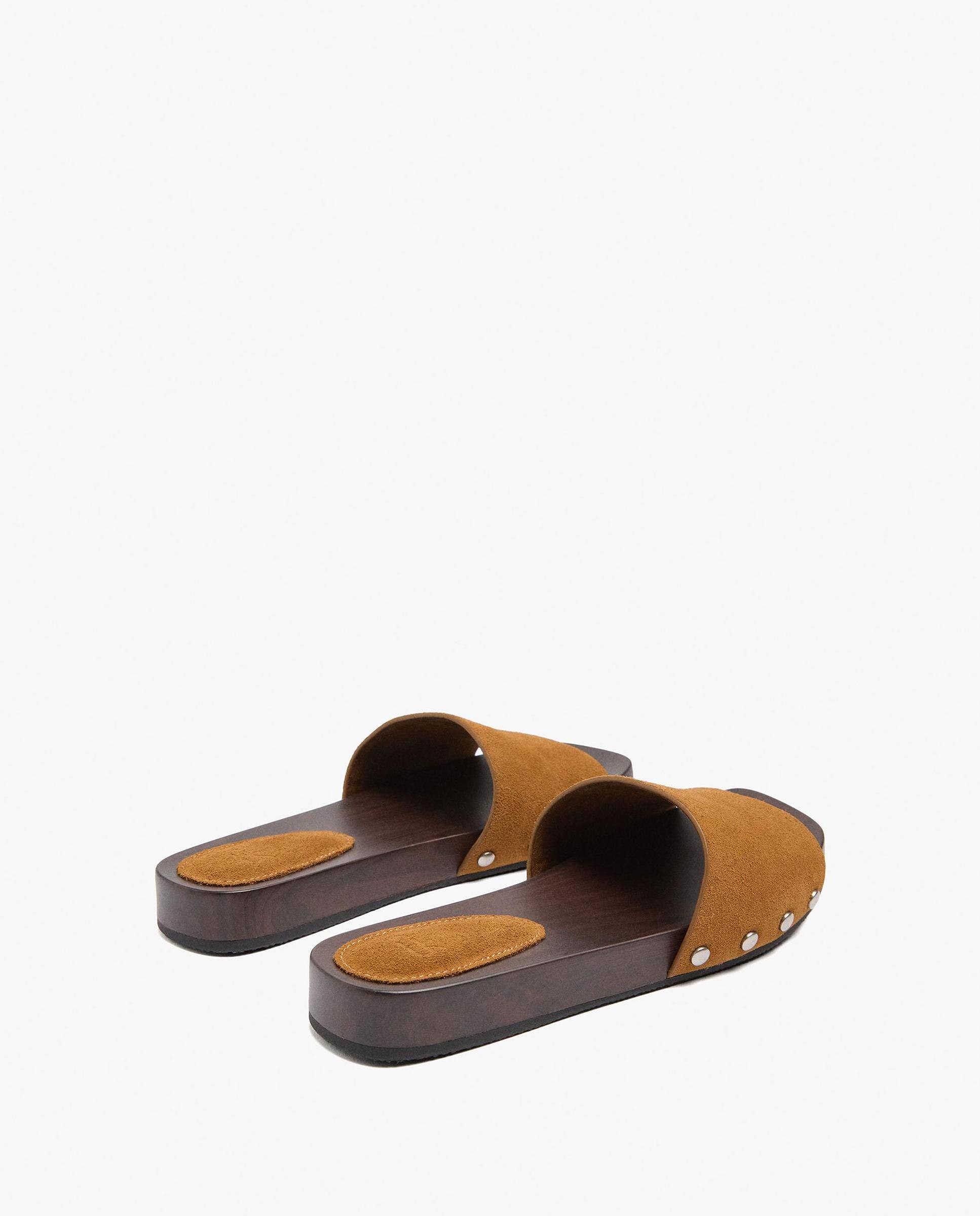 Sandalias planas de mujer 100% piel con tira ancha y tachuelas laterales - Parfois - Camel Camel-4