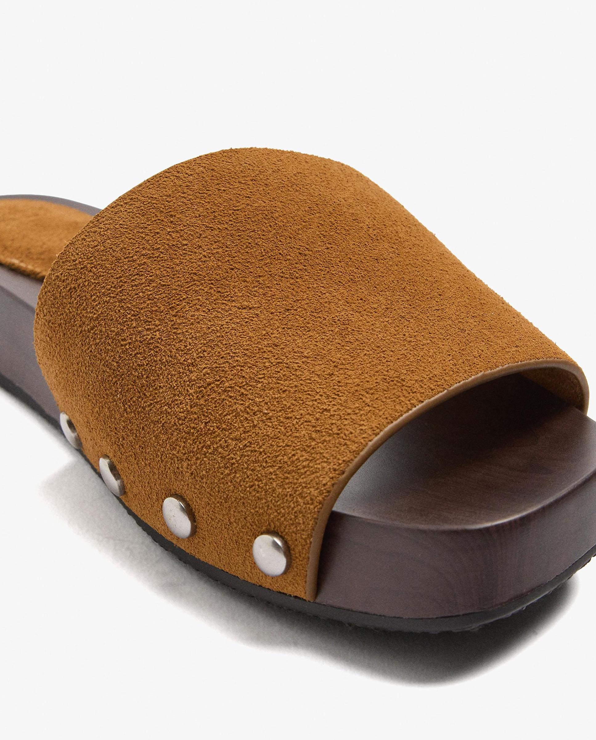 Sandalias planas de mujer 100% piel con tira ancha y tachuelas laterales - Parfois - Camel Camel-5
