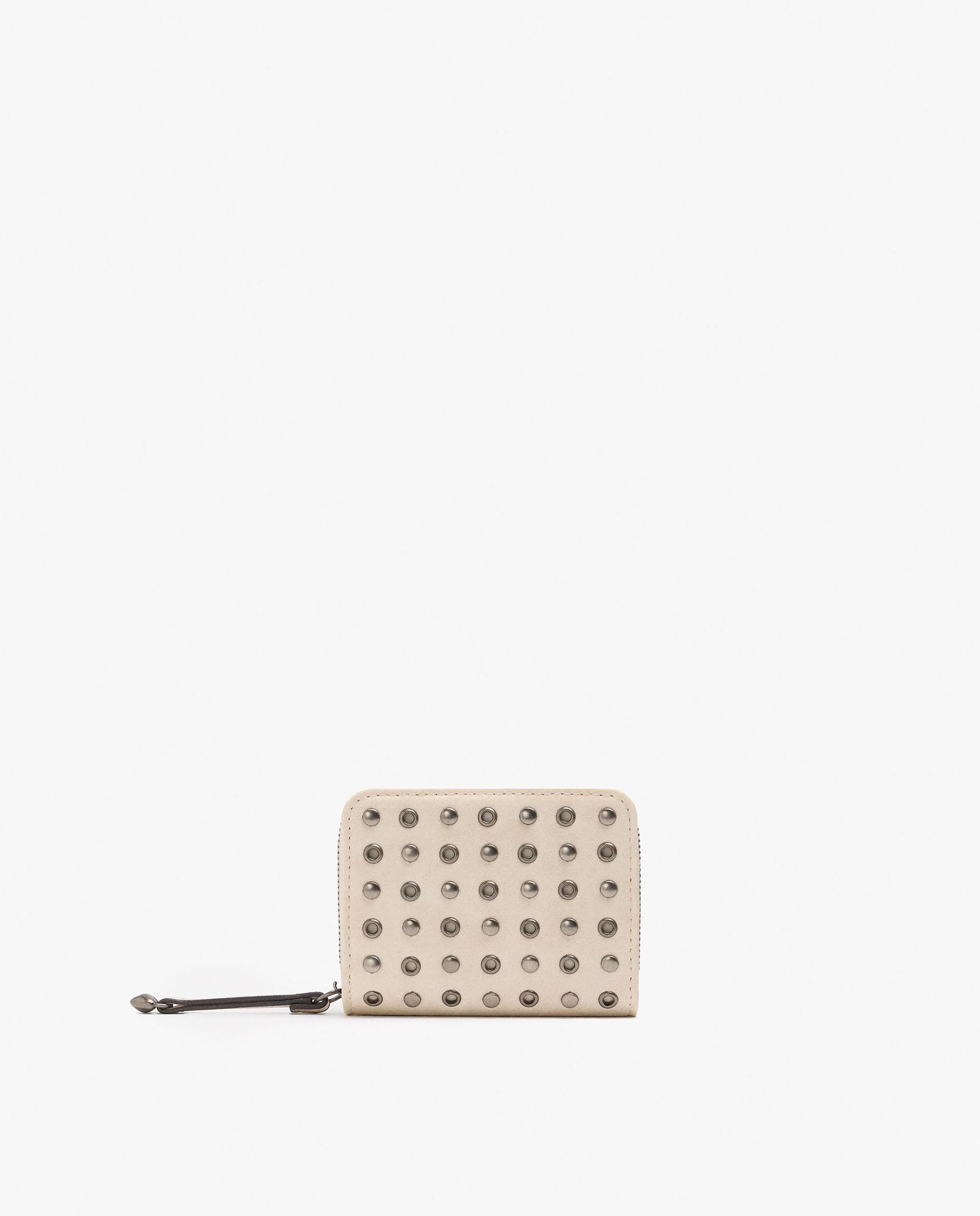 Cartera de mujer pequeña con tachuelas decorativas y cierre de cremallera en liso - Parfois - Crudo Crudo-1