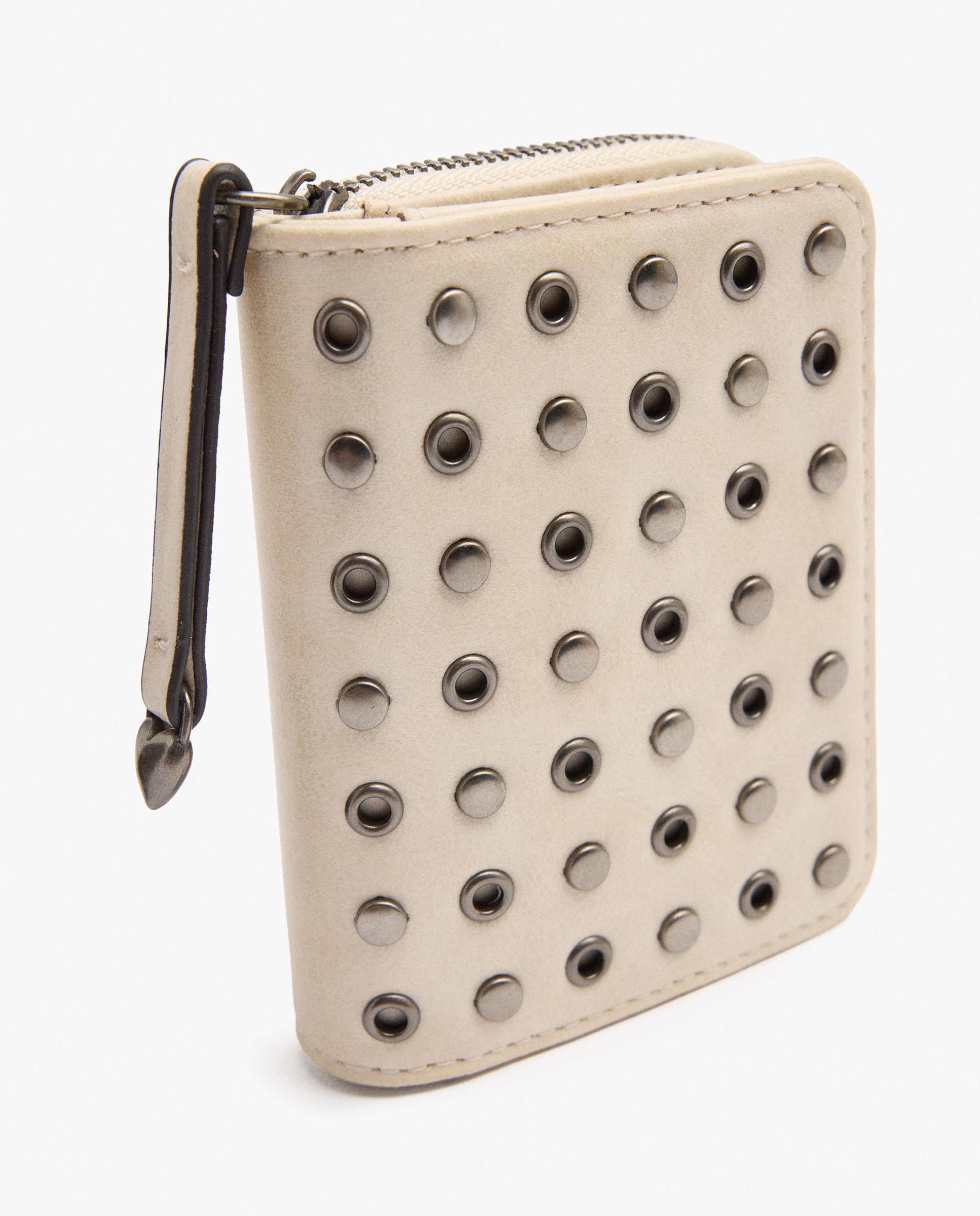 Cartera de mujer pequeña con tachuelas decorativas y cierre de cremallera en liso - Parfois - Crudo Crudo-3