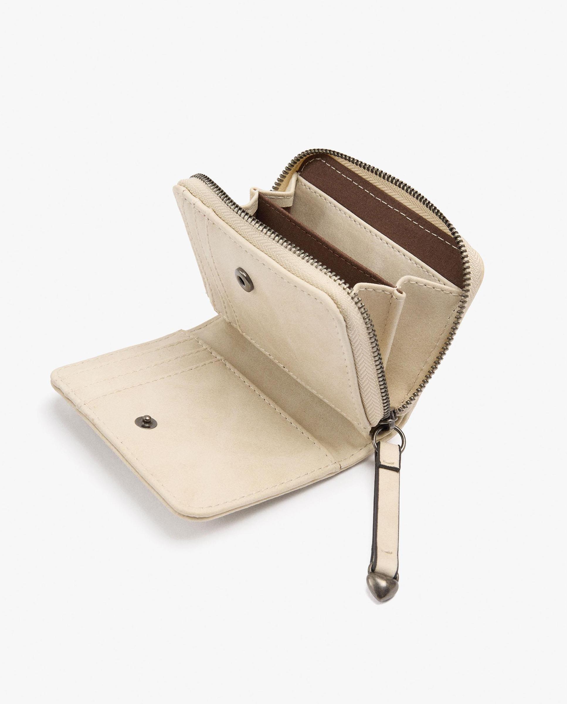 Cartera de mujer pequeña con tachuelas decorativas y cierre de cremallera en liso - Parfois - Crudo Crudo-4