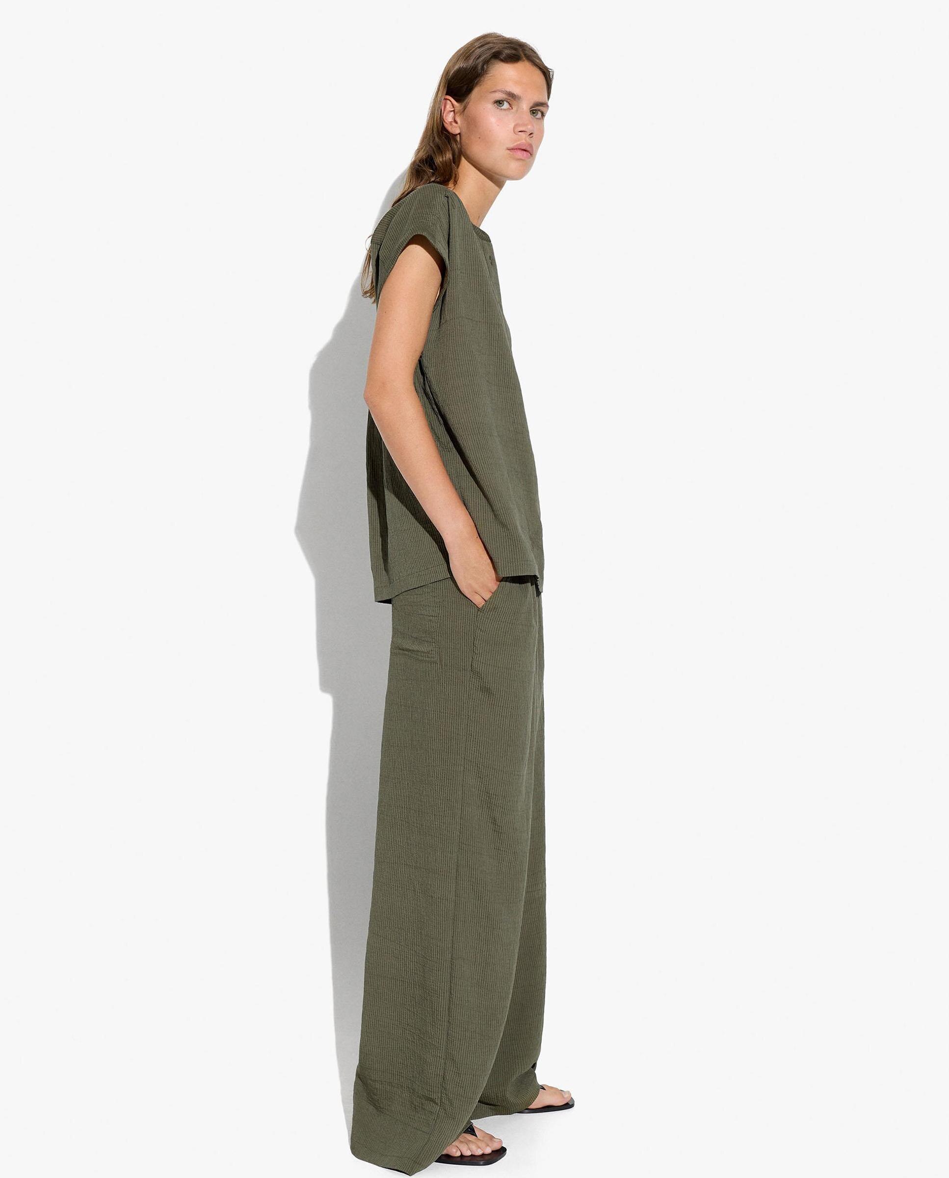 Blusa de mujer de manga corta con cuello mao con rayas texturizadas - Parfois - Kaki Kaki-2