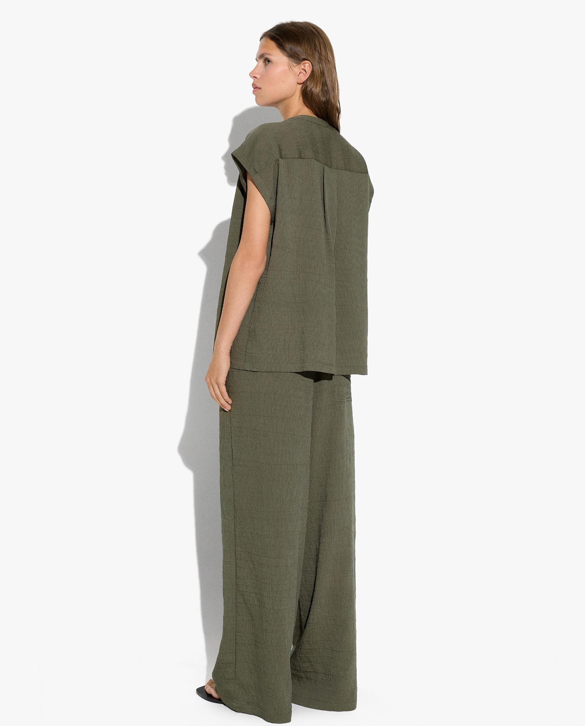 Blusa de mujer de manga corta con cuello mao con rayas texturizadas - Parfois - Kaki Kaki-3