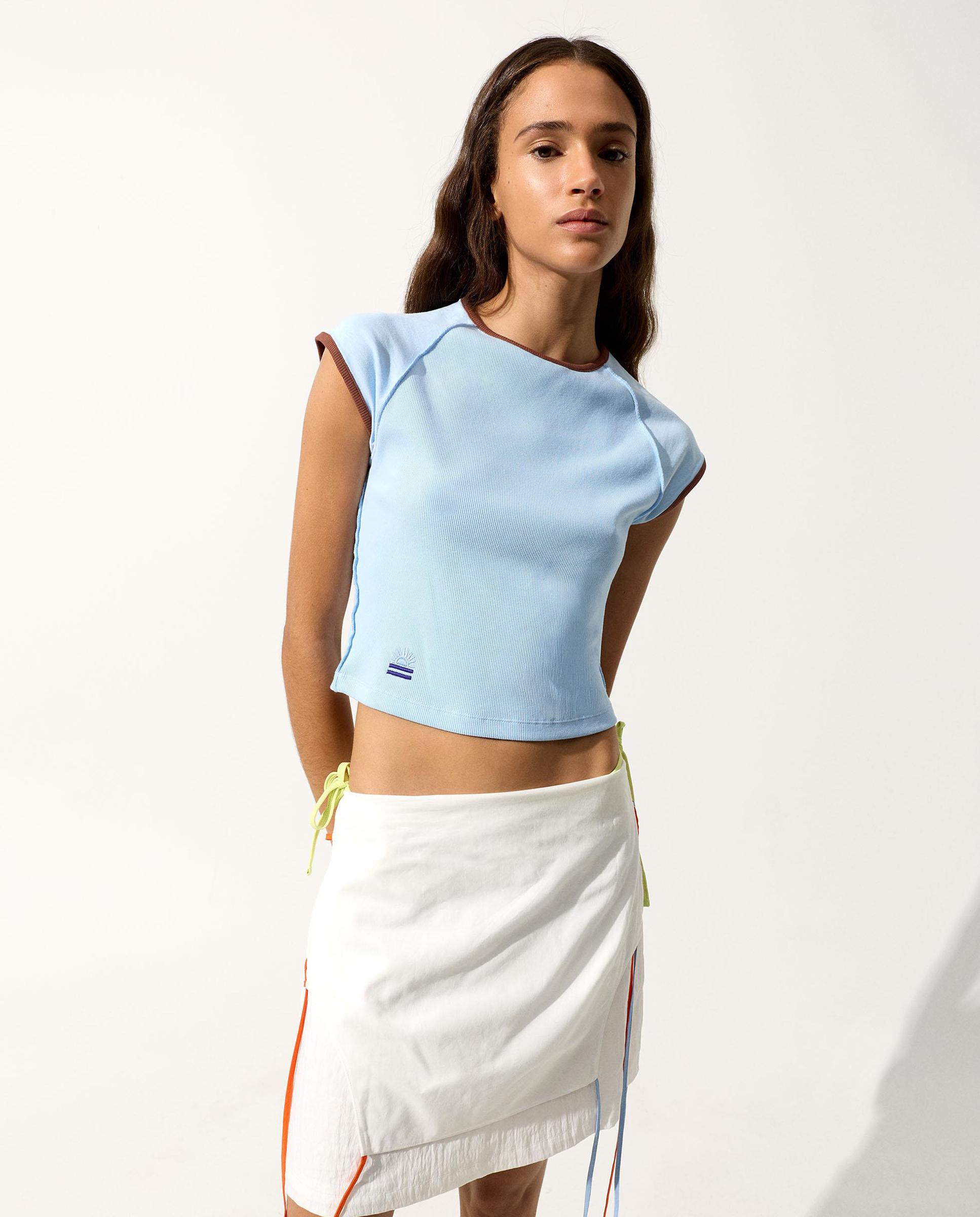 Parfois - Camiseta de mujer cropped de manga corta en liso.