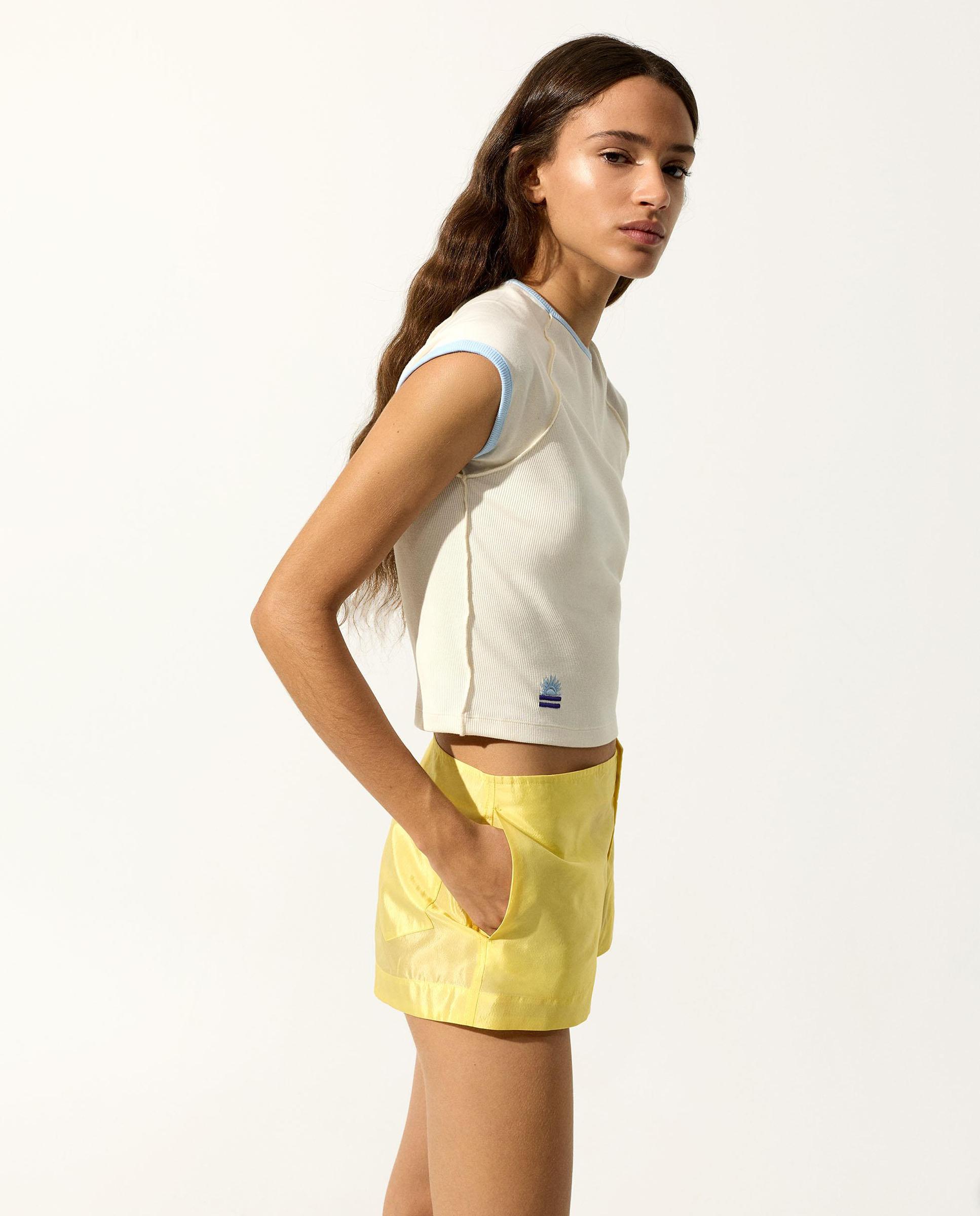 Camiseta de mujer cropped de manga corta en liso - Parfois - Crudo Crudo-3