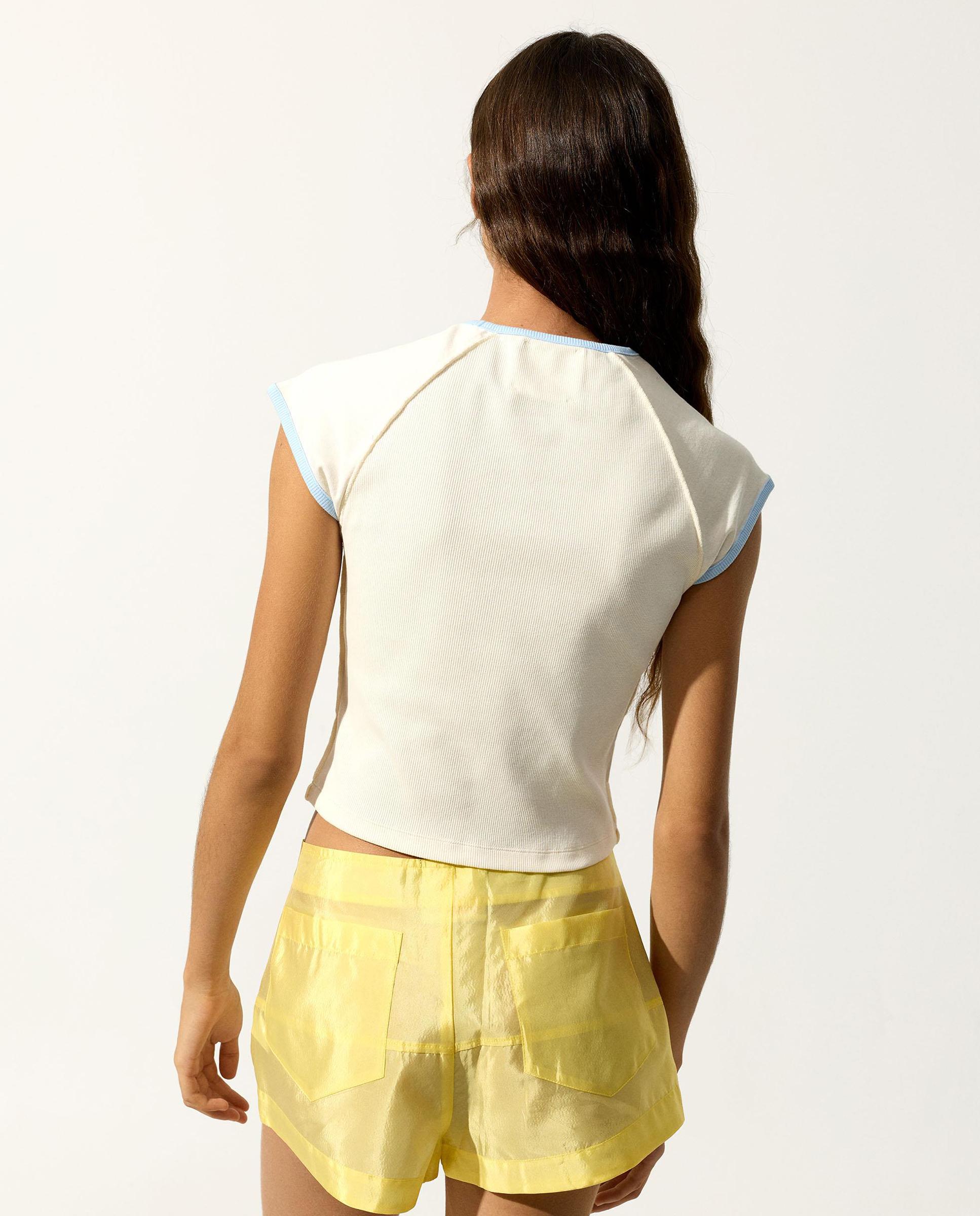Camiseta de mujer cropped de manga corta en liso - Parfois - Crudo Crudo-4
