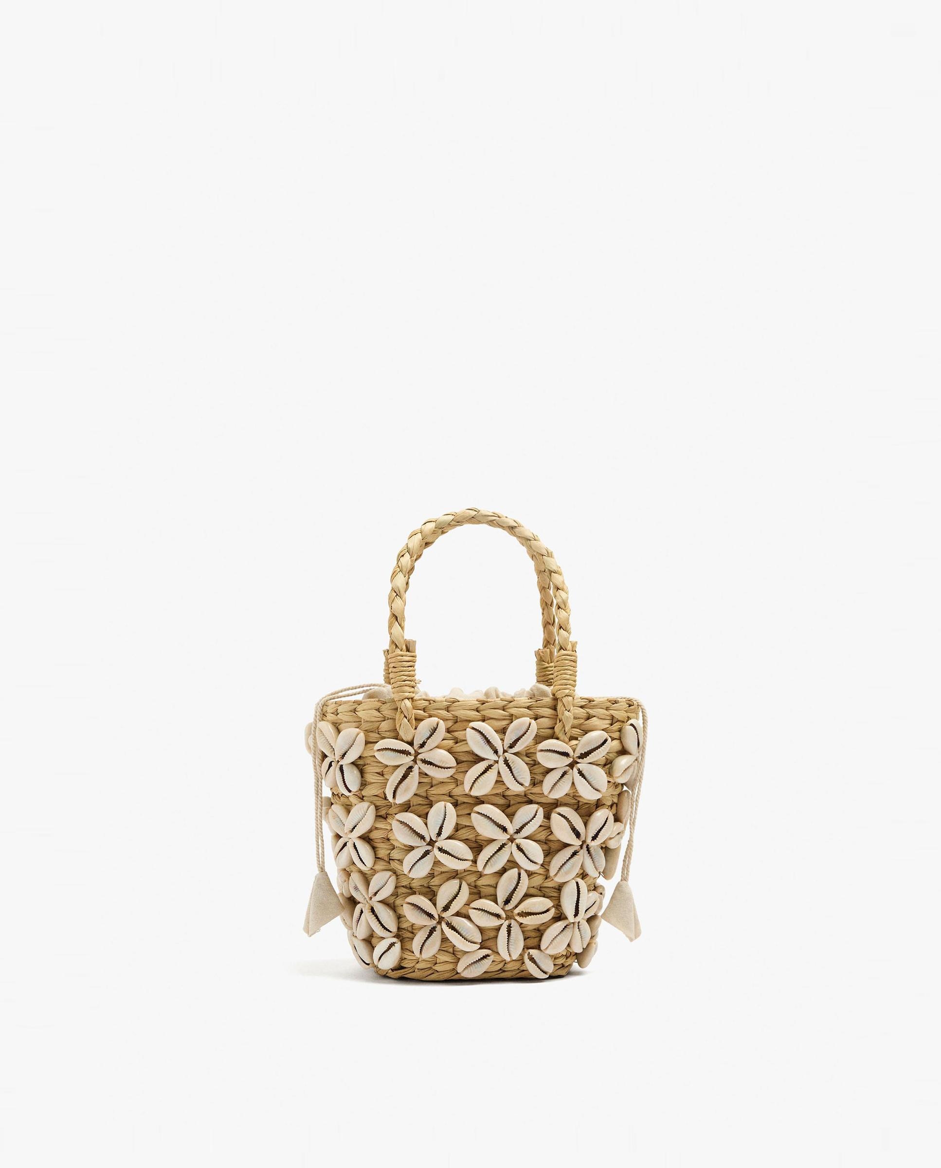 Imagen 0 de Bolso de mano estilo tote de rafia con conchas decorativas Crudo