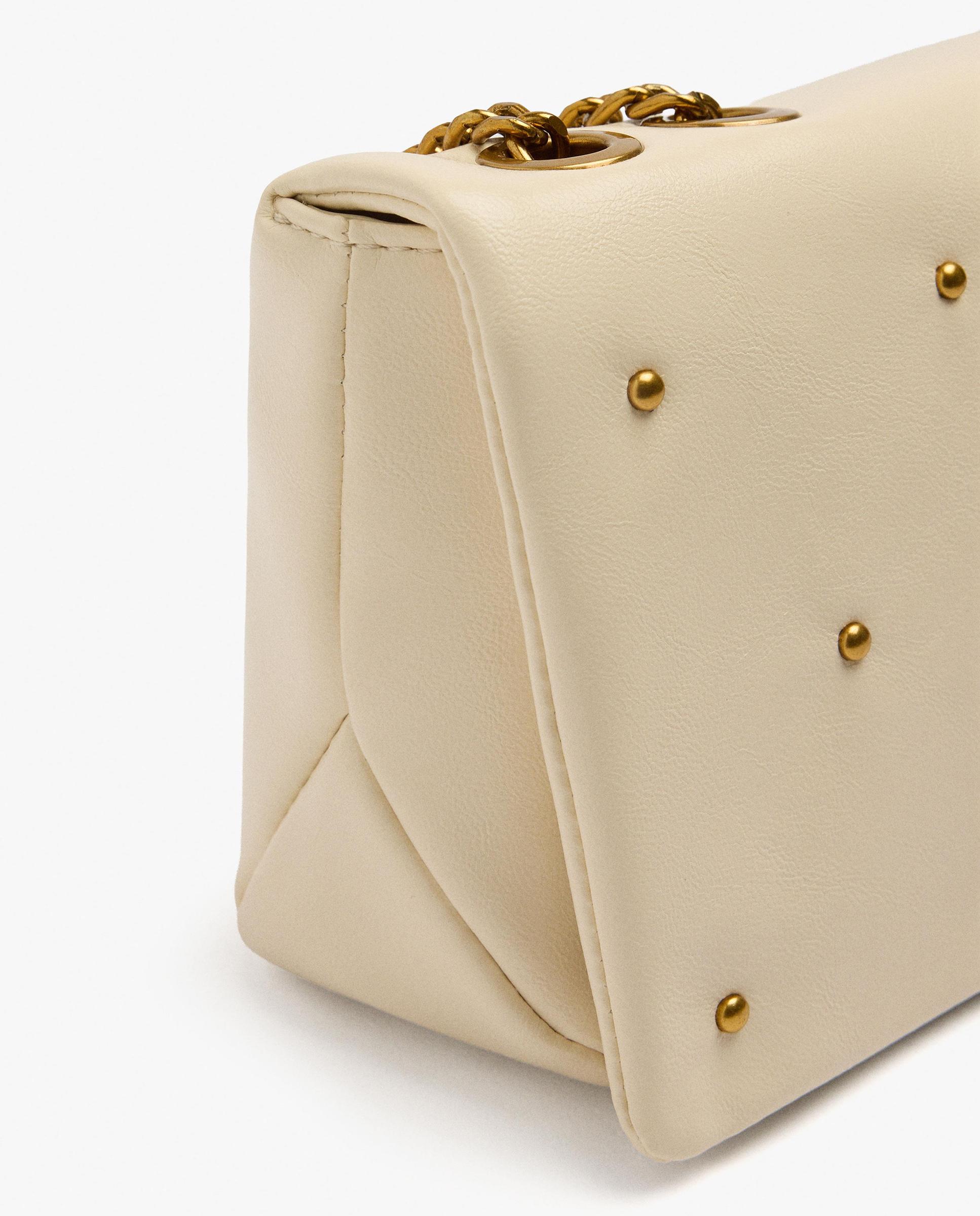 Bolso de hombro con solapa y cierre imantado con tachuelas decorativas - Parfois - Crudo Crudo-3