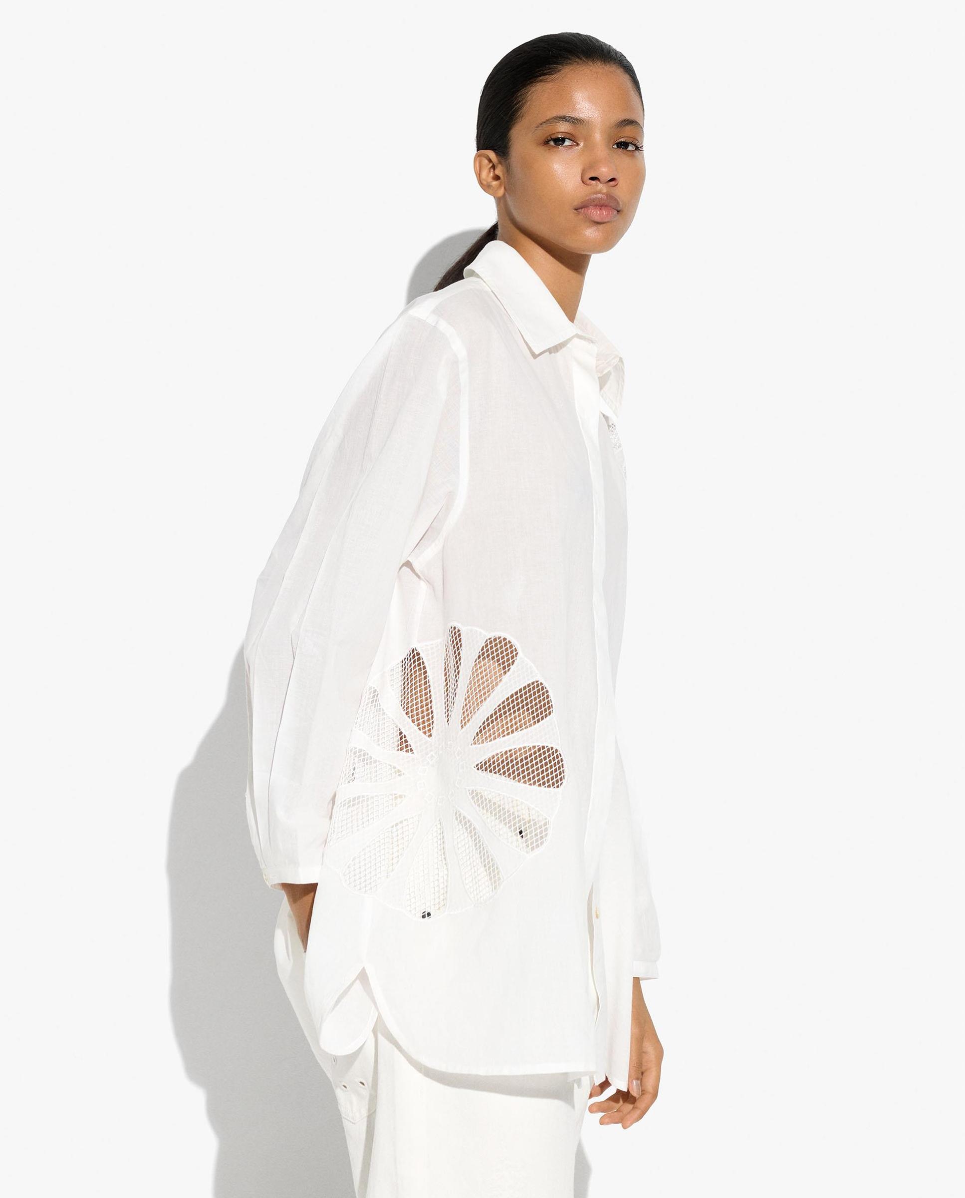 Parfois - Camisa de mujer 100% algodón de manga larga con detalles bordados de flor.