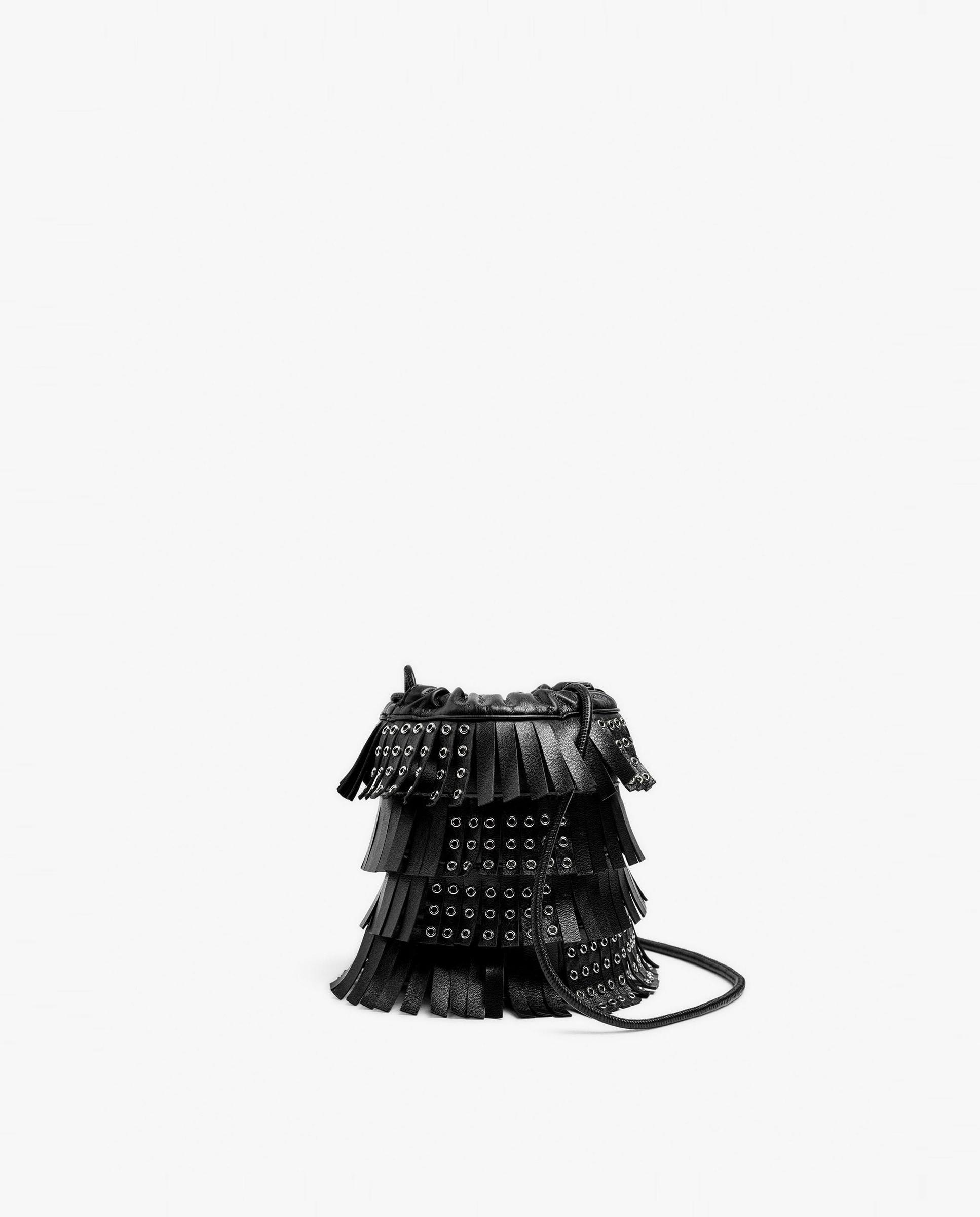 Bandolera de mujer con flecos decorativos y tachuelas con cierre de cuerda - Parfois - Negro Negro-1