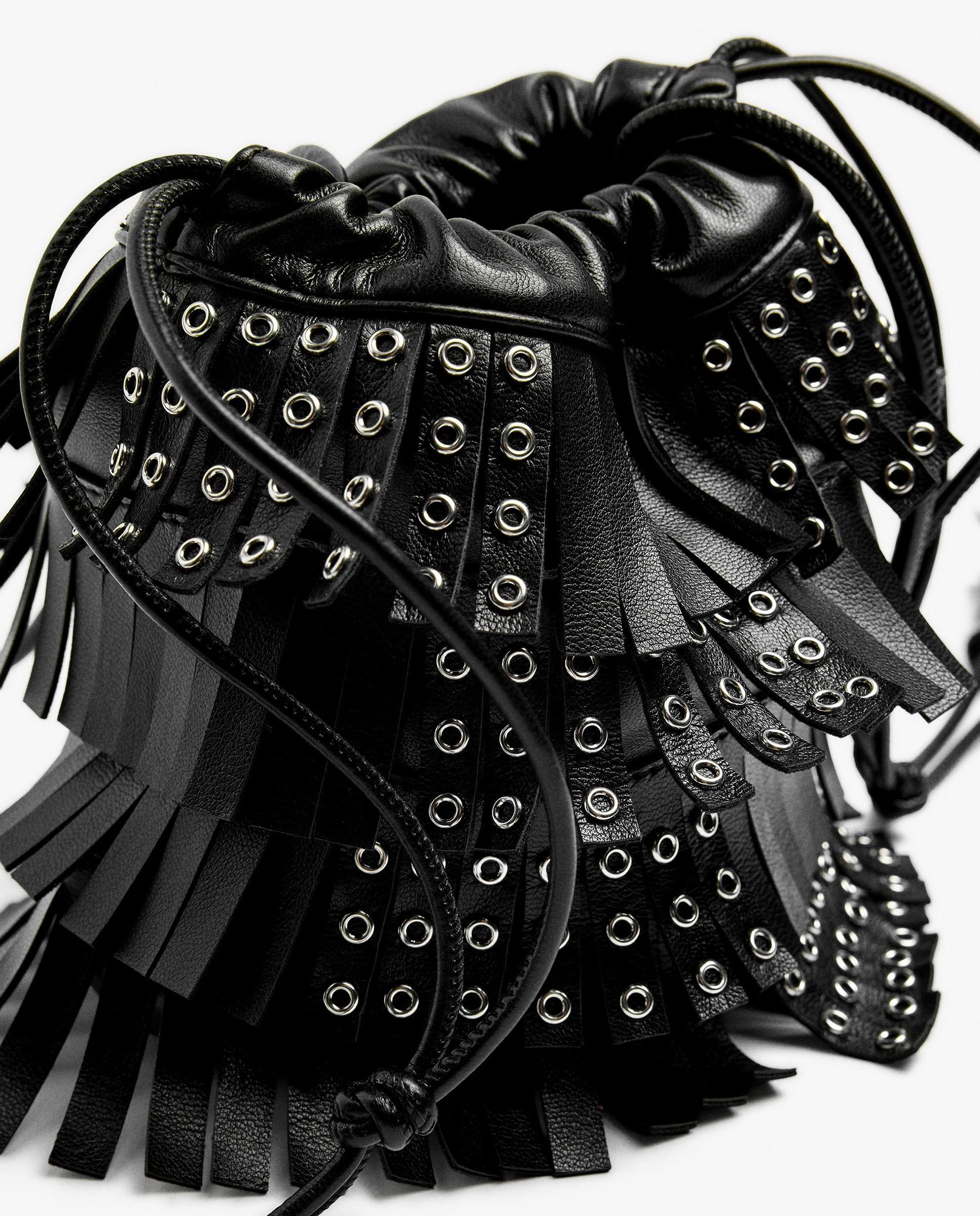 Bandolera de mujer con flecos decorativos y tachuelas con cierre de cuerda - Parfois - Negro Negro-3