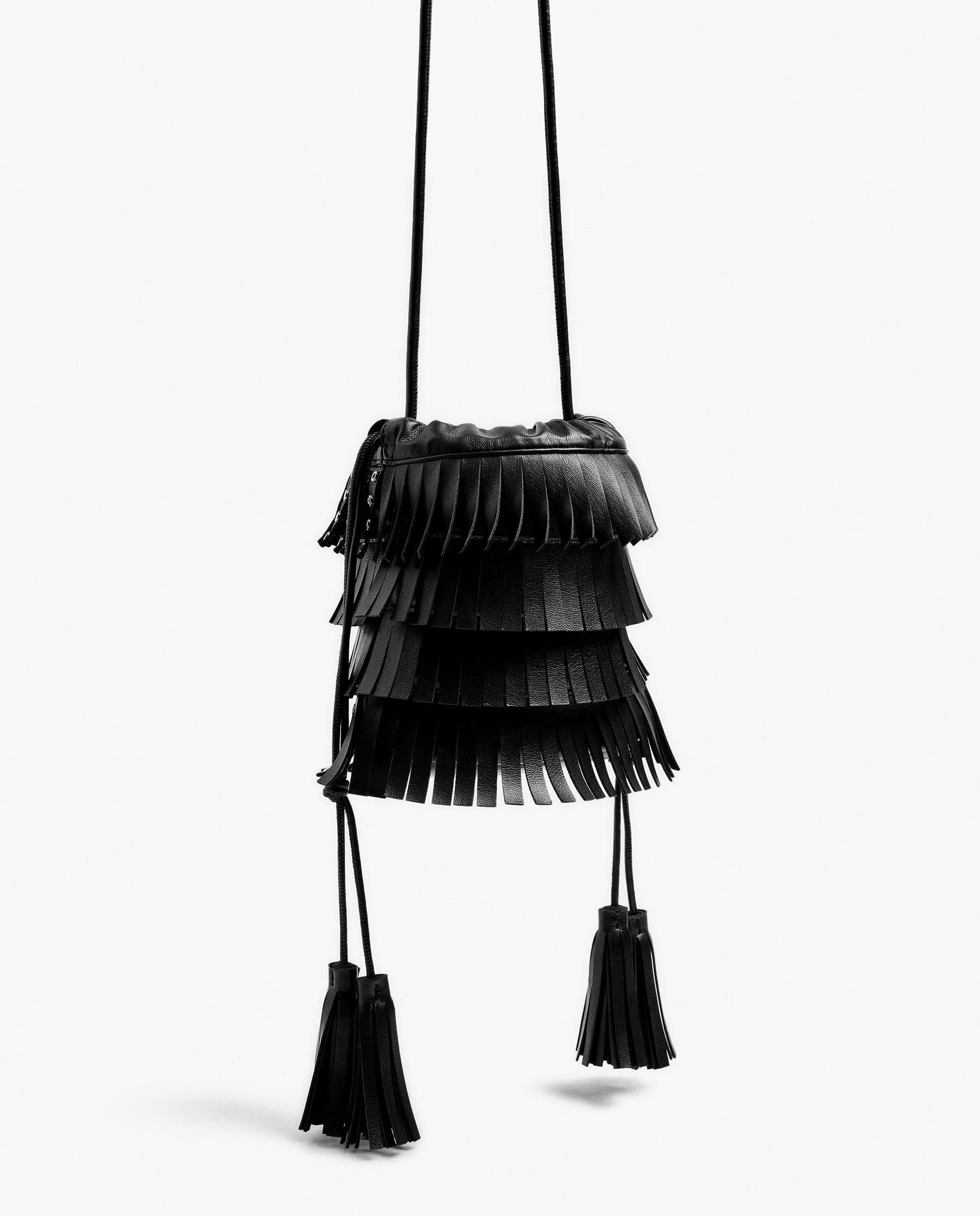Bandolera de mujer con flecos decorativos y tachuelas con cierre de cuerda - Parfois - Negro Negro-2
