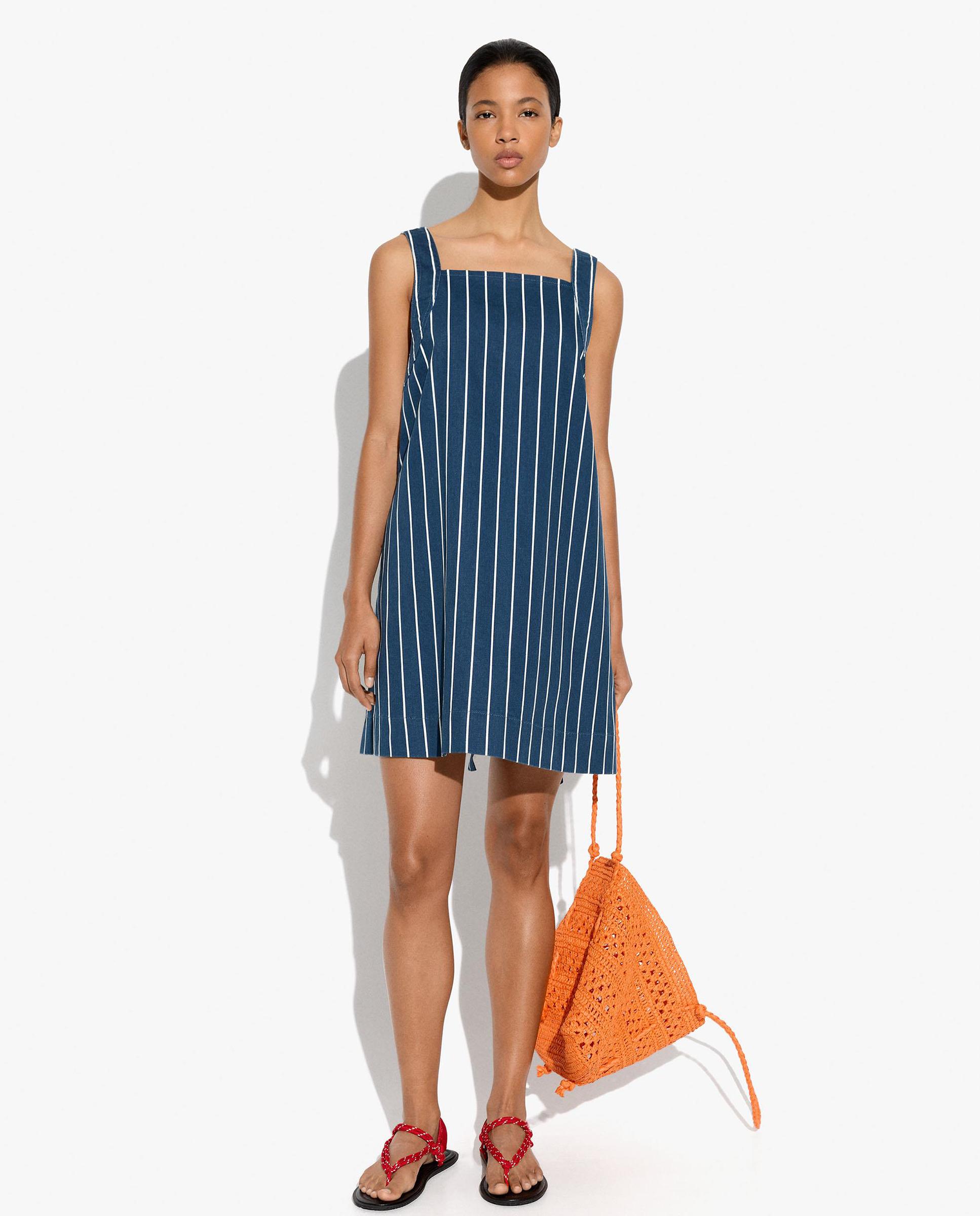 Parfois - Vestido corto 100% algodón denim con pespuntes y estampado de rayas.
