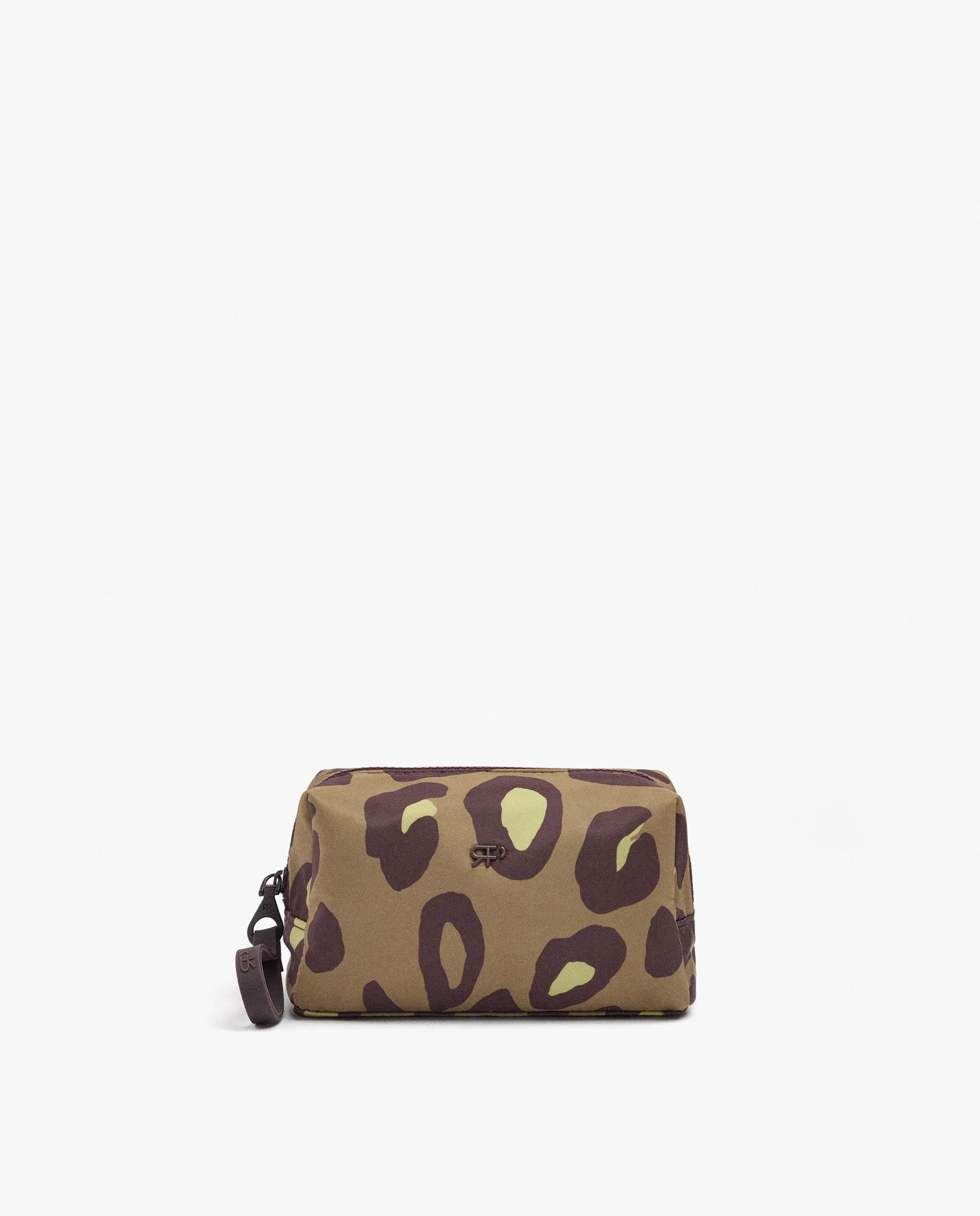Imagen 0 de Neceser grande con cierre de cremallera y estampado animal print Kaki