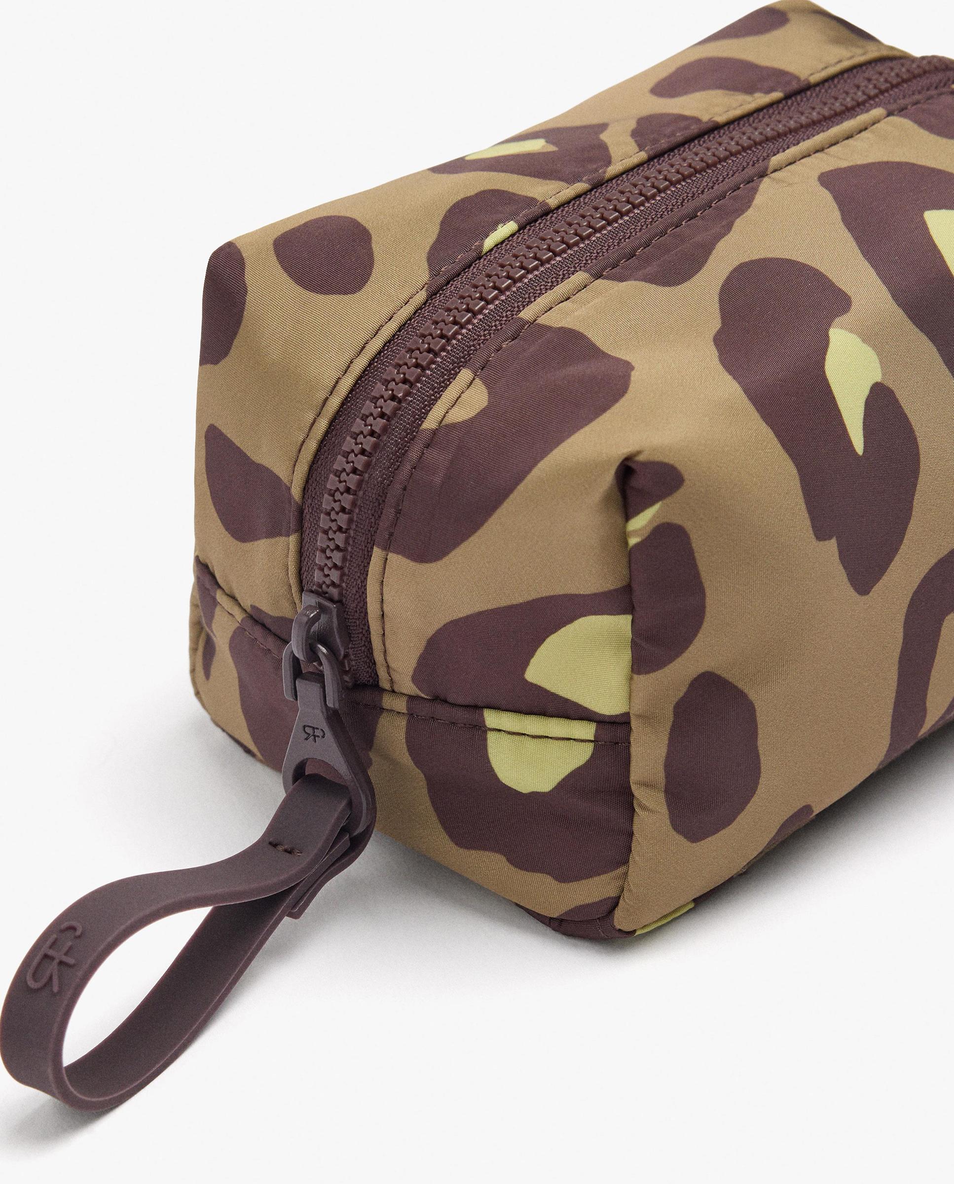 Neceser grande con cierre de cremallera y estampado animal print - Parfois - Kaki Kaki-3