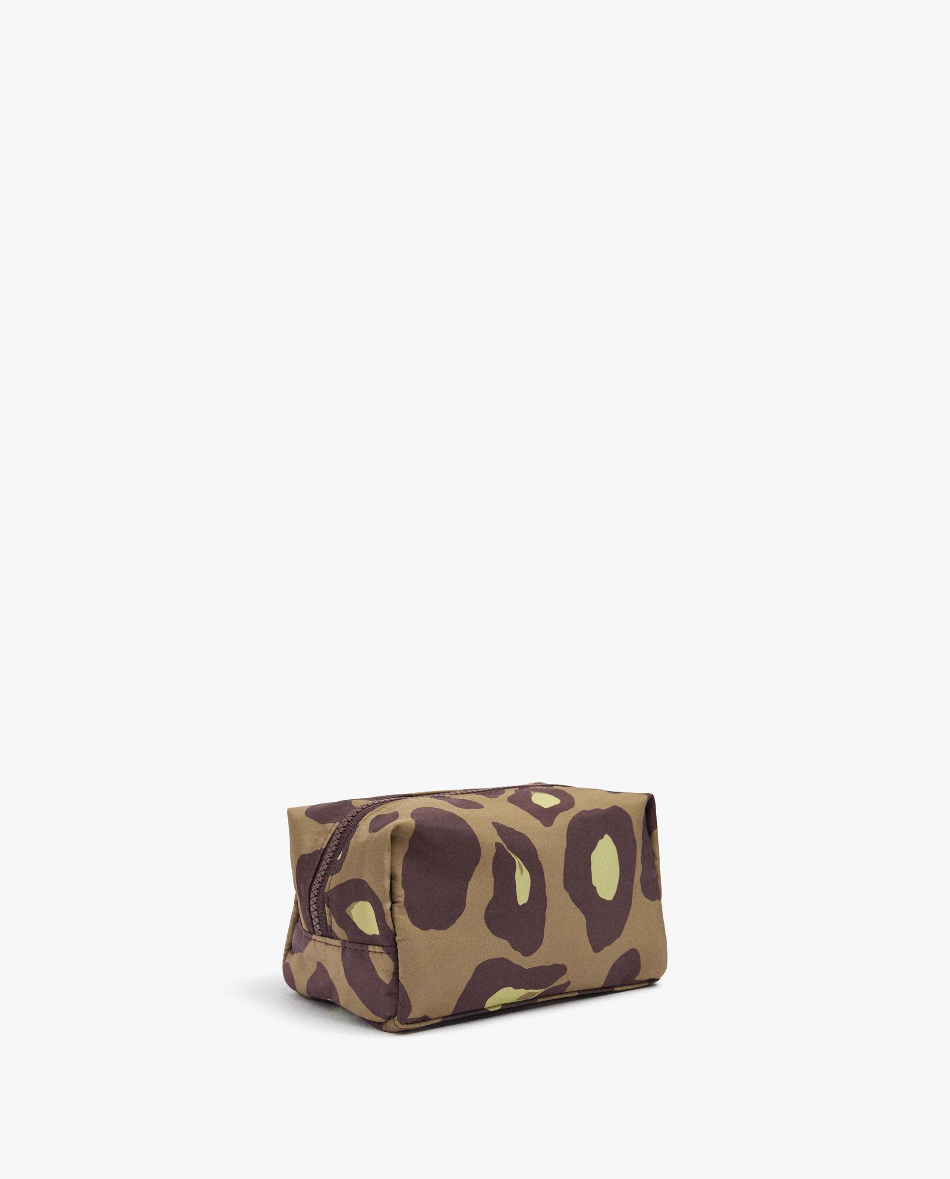Neceser grande con cierre de cremallera y estampado animal print - Parfois - Kaki Kaki-2
